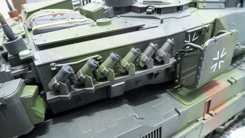 スモークディスチャージャーの蓋やチェーンまでしっかりと再現されている