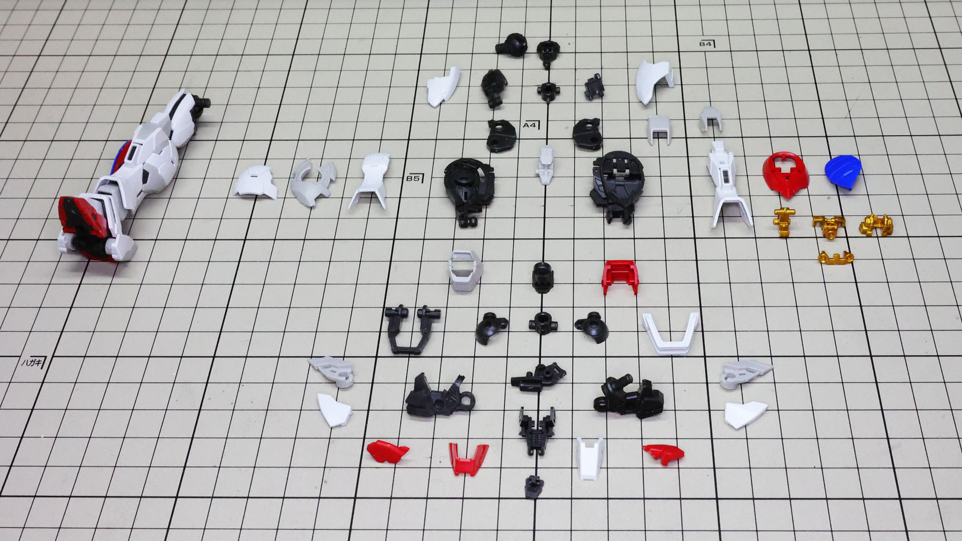 右脚を組んであります。写真下部にあるソールのパーツ分割が細かい！右にあるゴールドの推進機も連動機構のための分割がされています