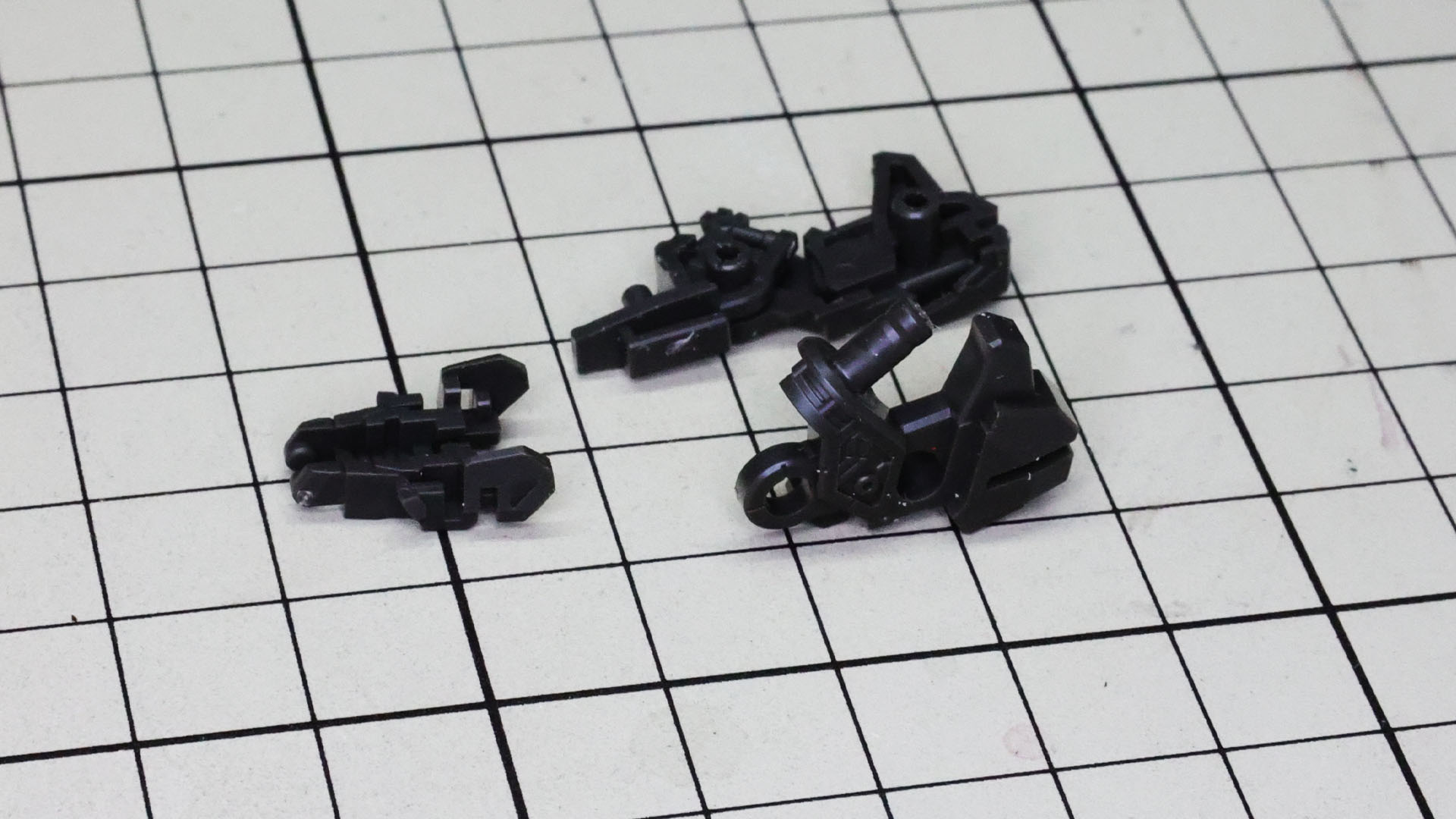 ソールから組んでいきます。ソール前側はスライドして接地面積が広がる仕組みです