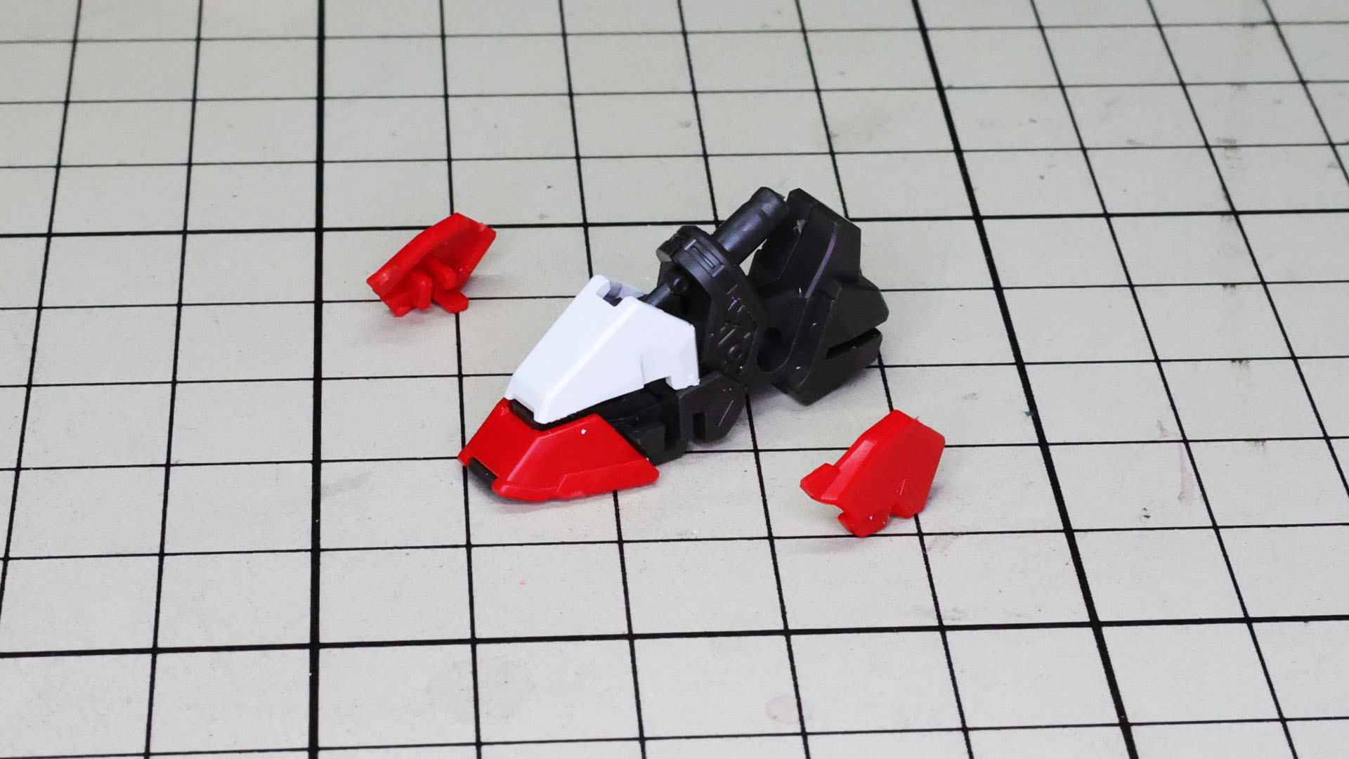 カラー加飾部を組み付けていきます。レッドの部分も細かな分割！