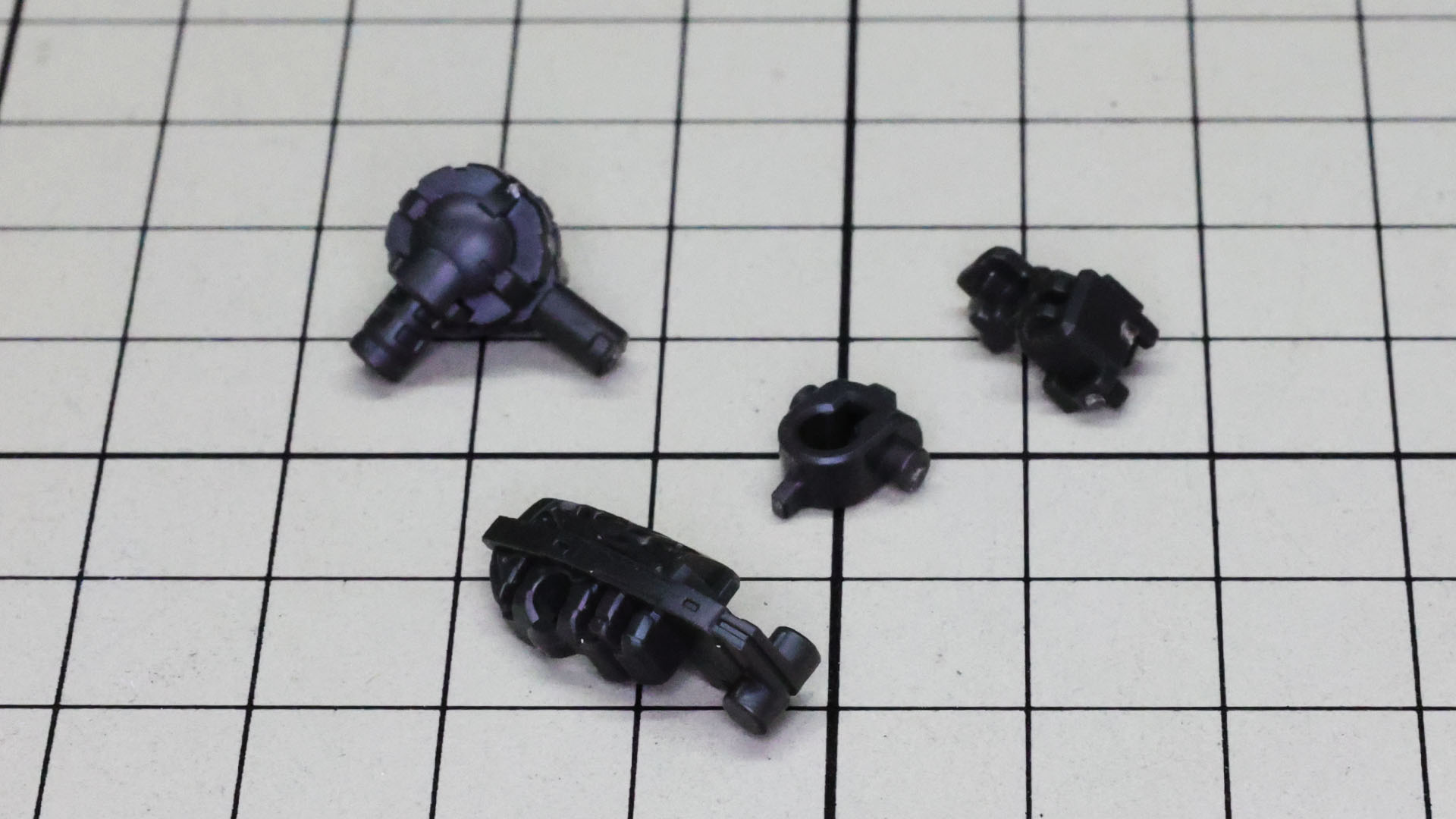 股関節と大腿部のメカフレームを組みます。ツメ付きの軸で抜け落ち防止もばっちりです