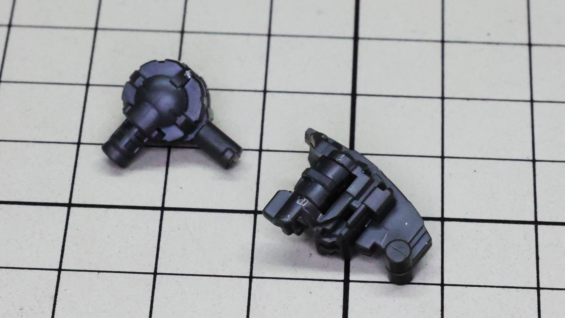 大腿部は左右対称の形状ではないので組立説明書をよく見てパーツを組み合わせます