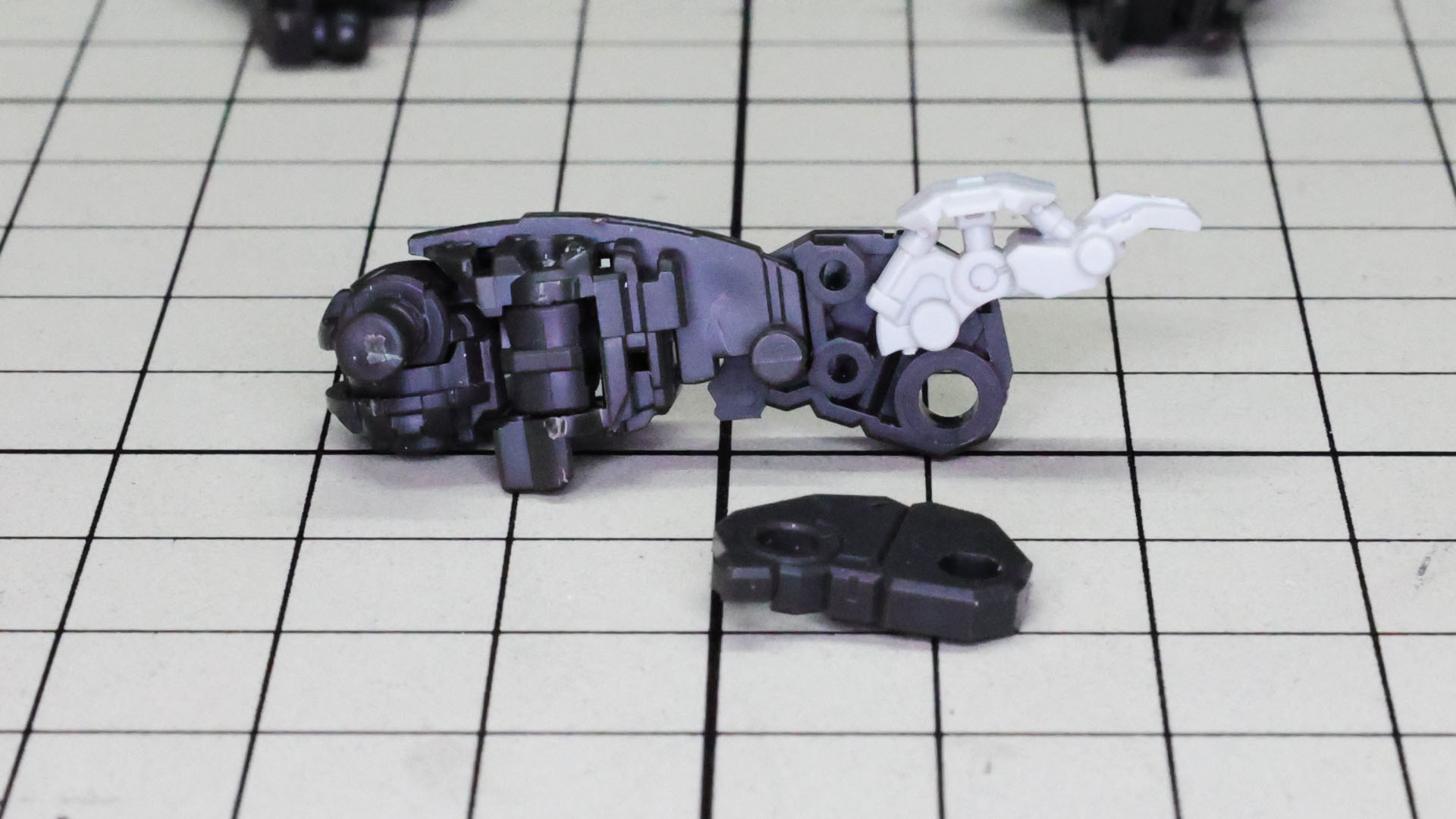 組みあがった大腿部と膝関節を組んでいきます。二重関節を構成しつつ、連動可動する装甲パーツも組み込まれます