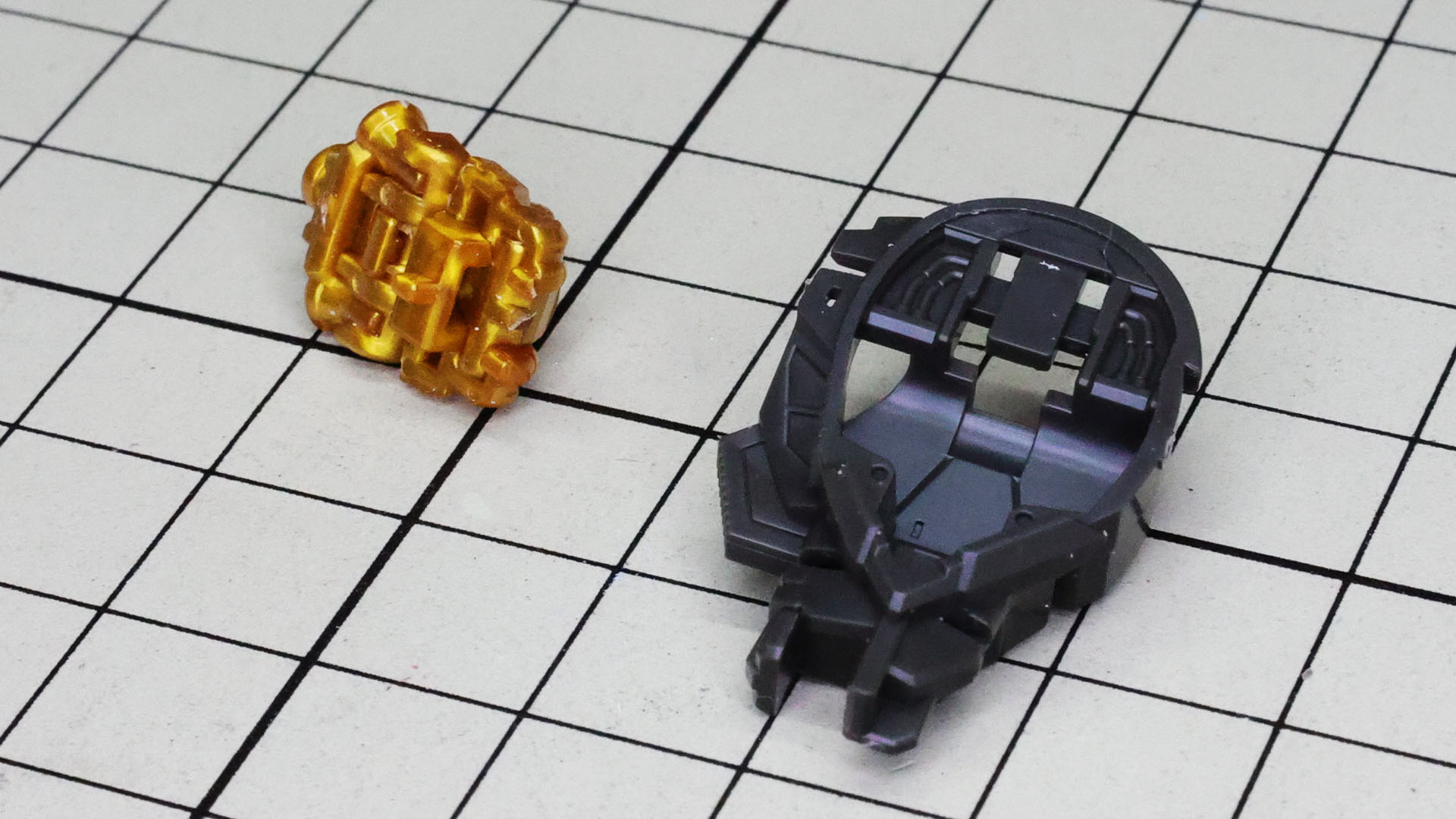 写真左の推進機は裏側です。この裏側にできる穴にメカフレームのツメを入れるようにします