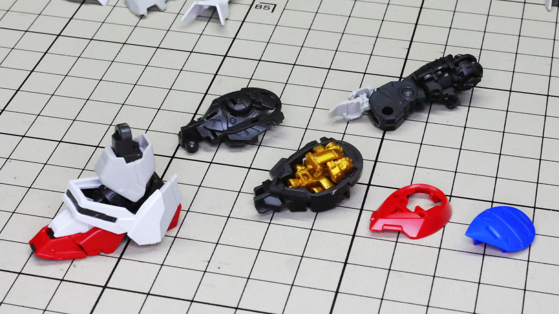 組みあがったメカフレームとソールをドッキングさせていきます