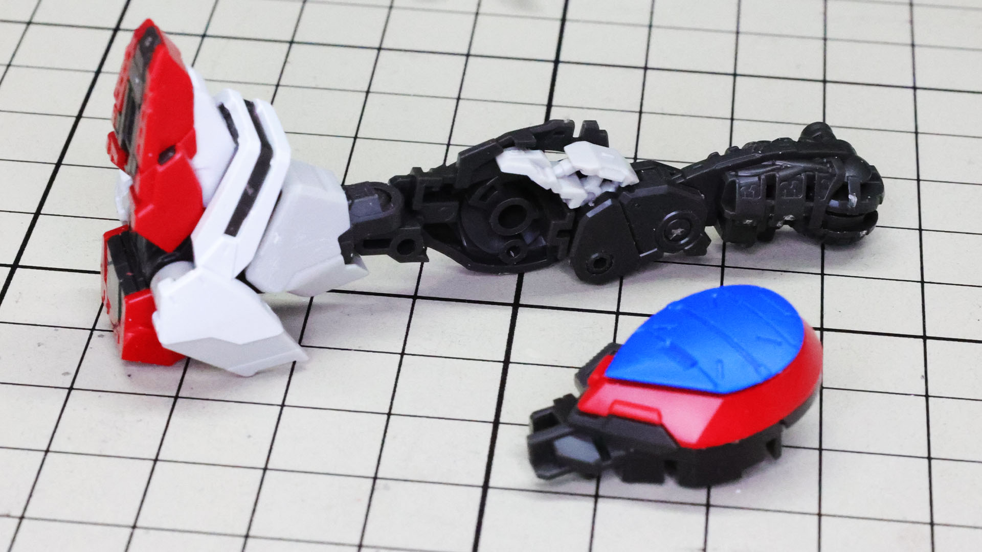 推進機カバーを開けると連動して出てきます。気持ちいいギミックです！