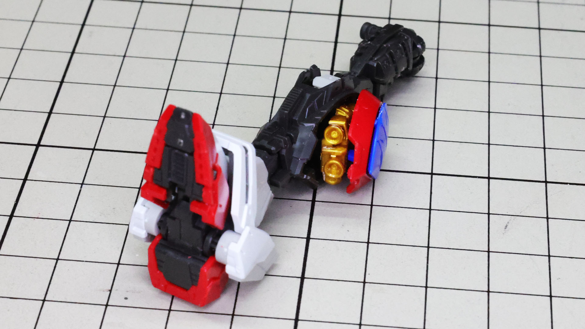 推進機カバーを開けると連動して出てきます。気持ちいいギミックです！