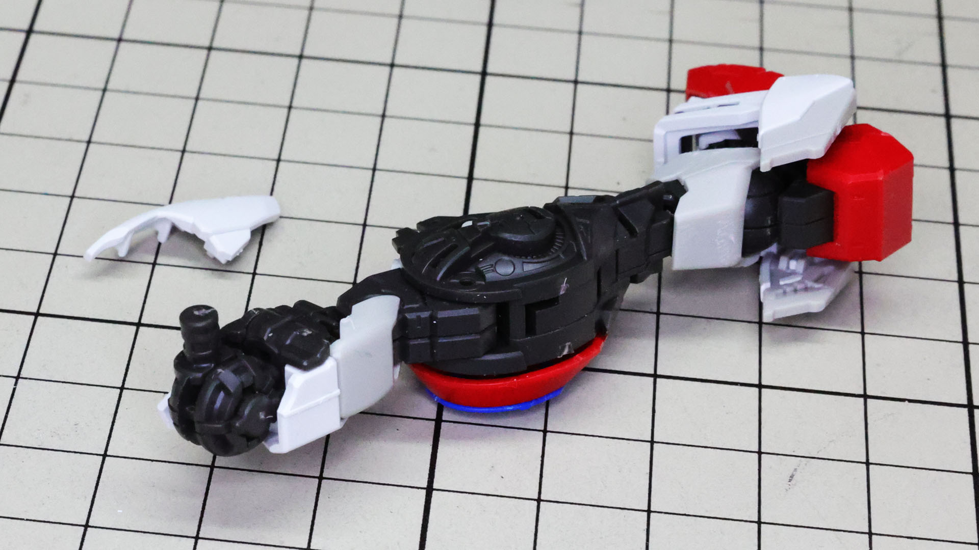 装甲パーツを組み付けていきます