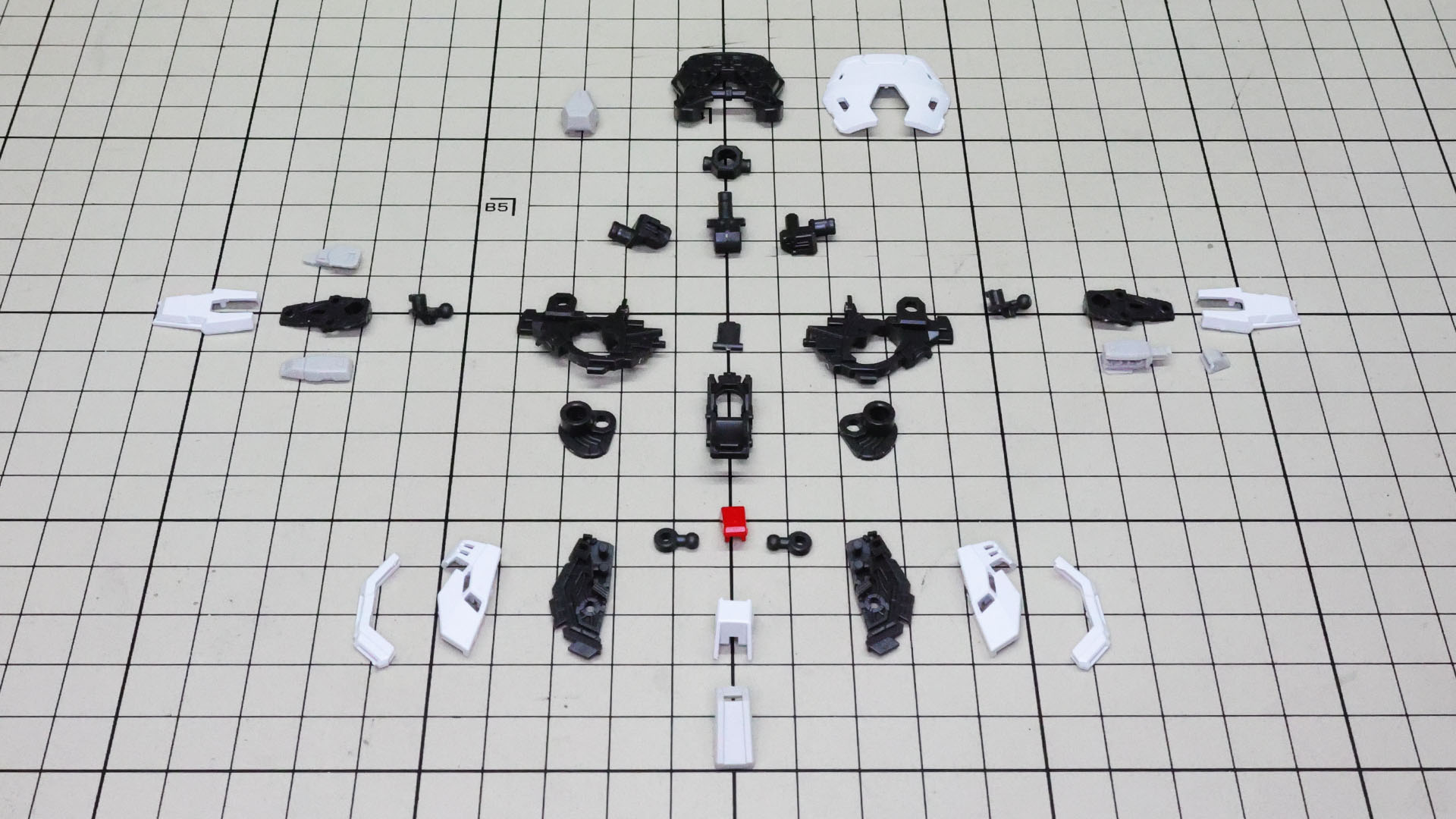 中央に体躯を支える丈夫なメカフレームのパーツ群が見えます。意外とホワイトが少ない印象ですが組むとイメージ通りに仕上がります
