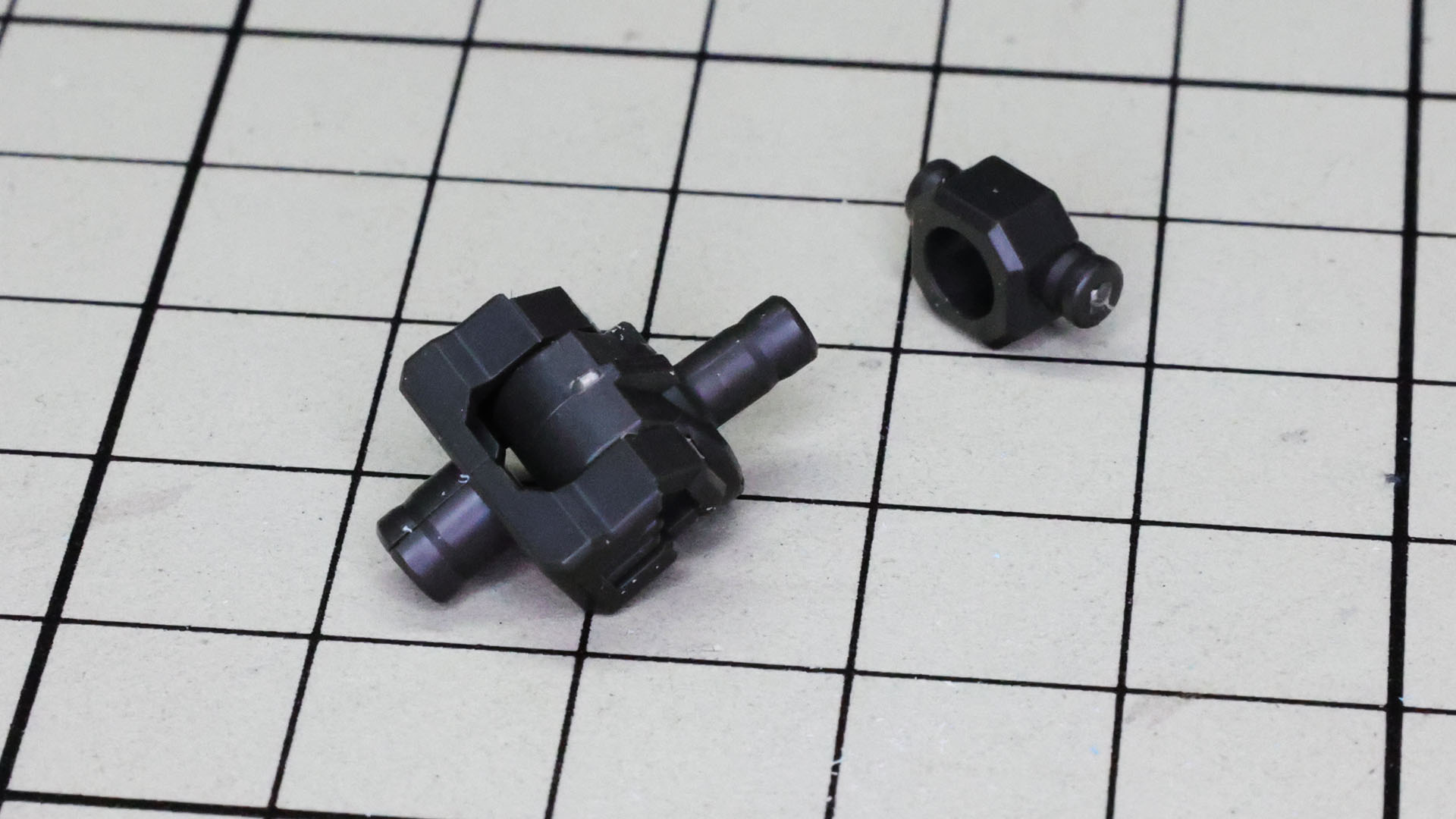 胴体との接続用のメカフレームを組みます。ここが多軸構成となっておりアクション性能を高める構造です