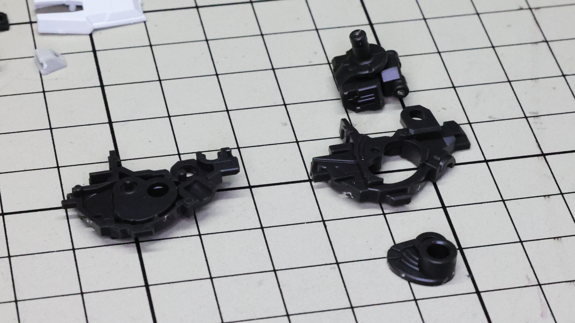 中央に来るメカフレームを組んでいきます。左右の股関節は独立のスイング機構を持っています