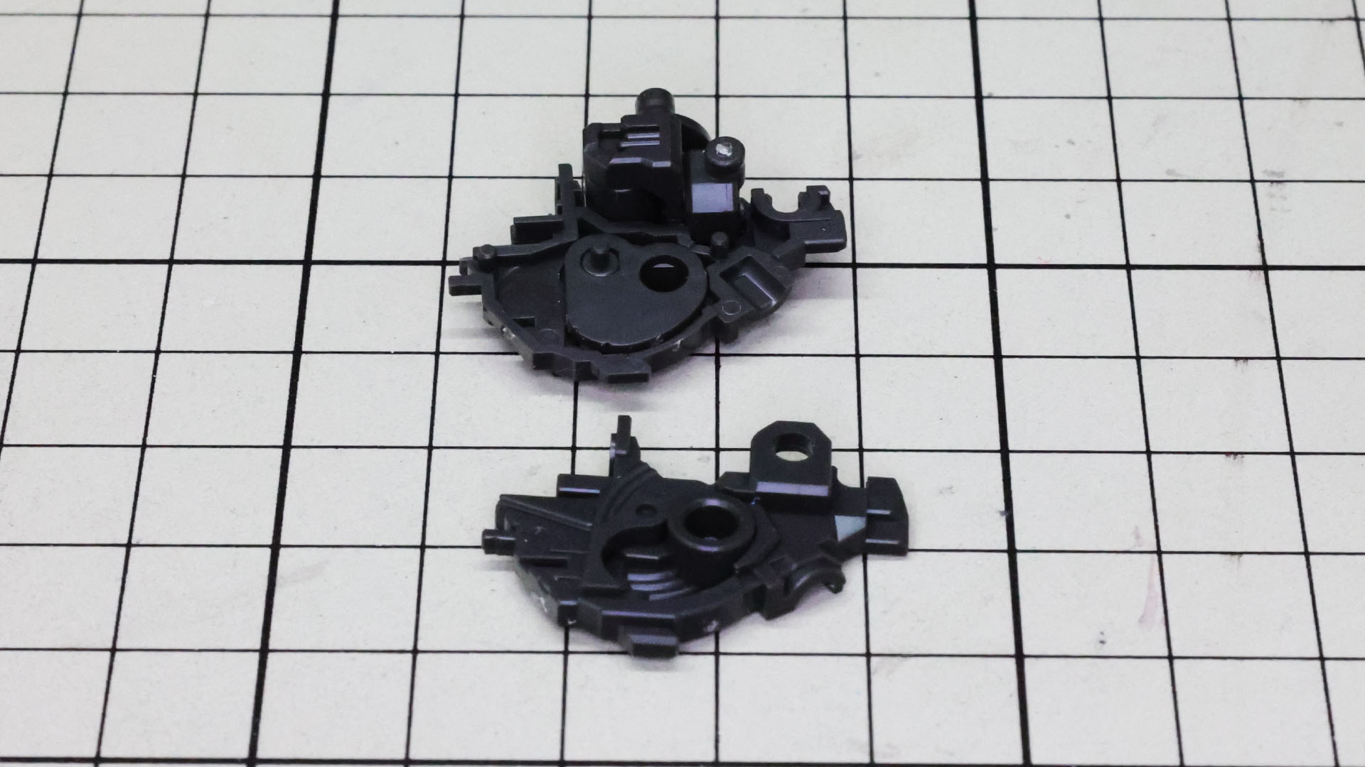 メカフレーム下側には展示スタンド接続用の軸穴を隠すためのカバーが組み込まれてリアルな外観を損ないません