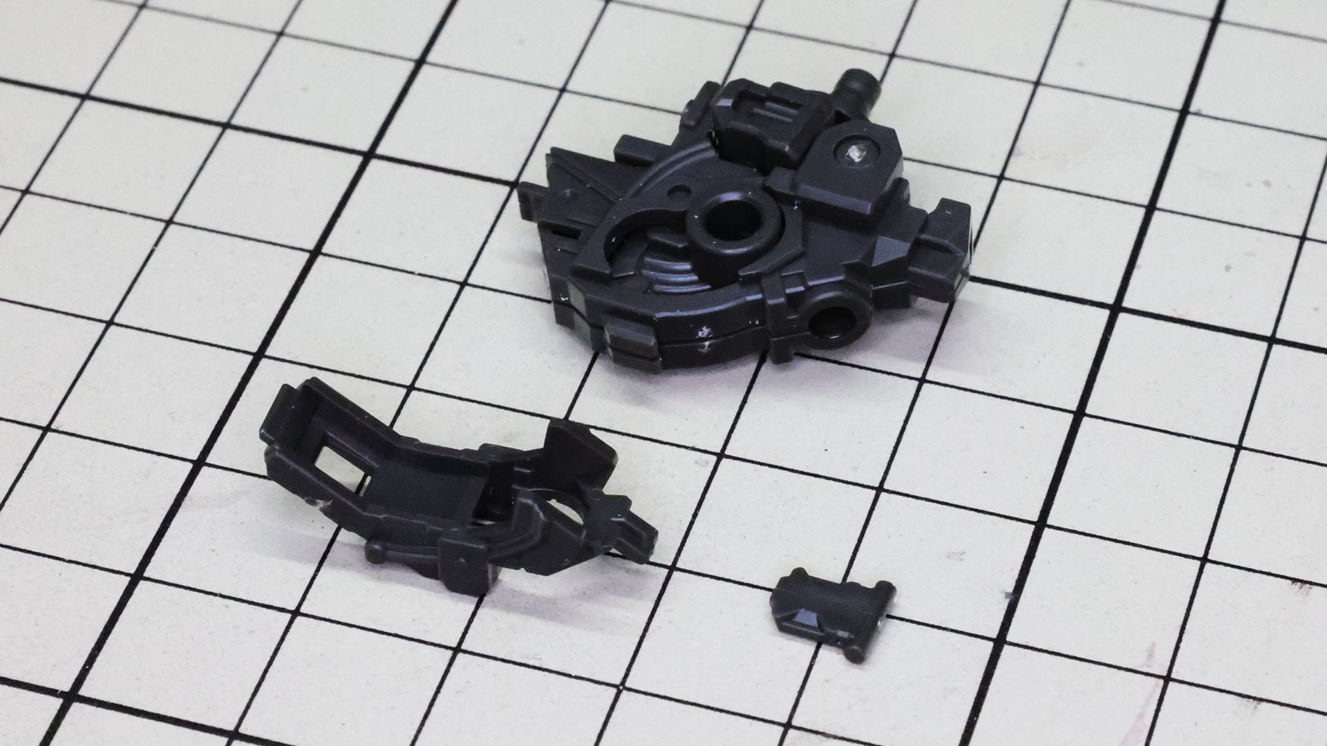 メカフレーム下側には展示スタンド接続用の軸穴を隠すためのカバーが組み込まれてリアルな外観を損ないません