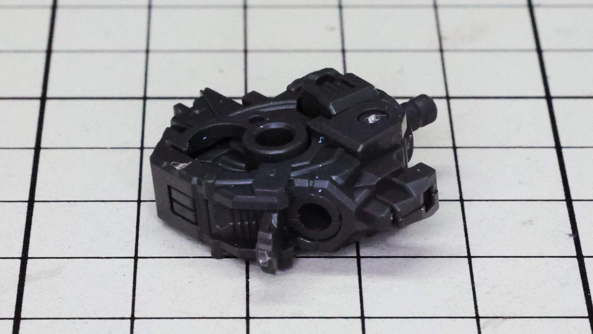 フロントアーマーを組んでいきます。メカフレームを装甲接続部を持ち、ディテールも表現します