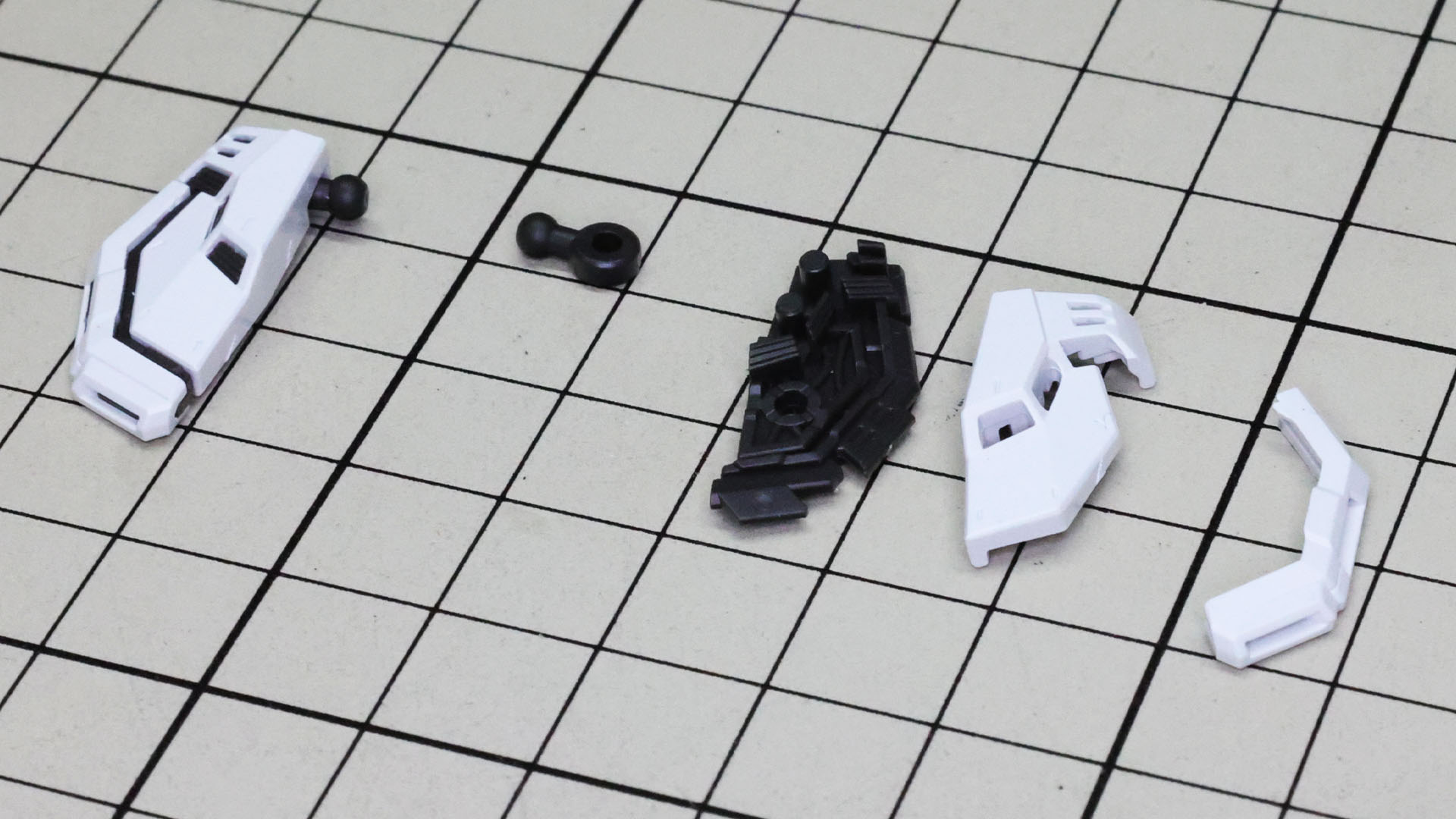 フロントアーマーを組んでいきます。メカフレームを装甲接続部を持ち、ディテールも表現します