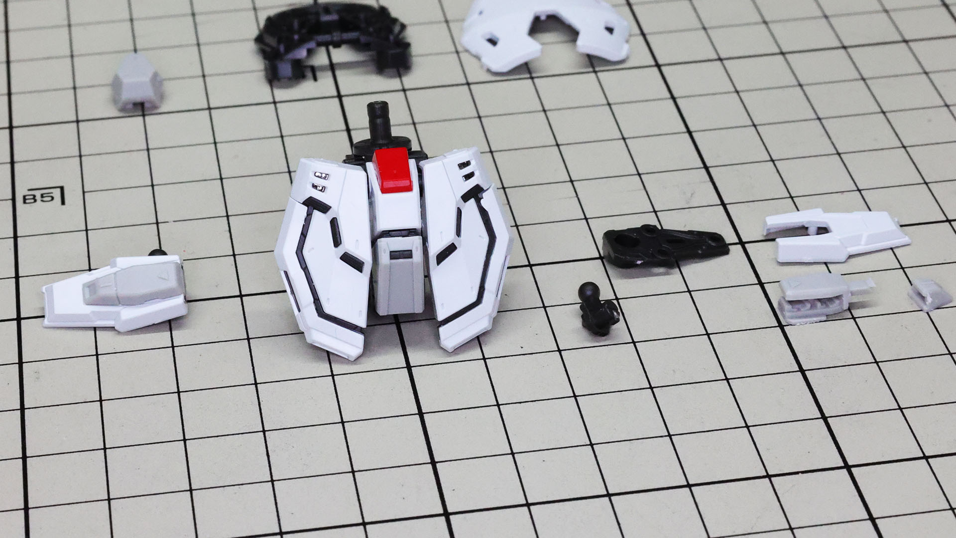 左右サイドアーマーを組んでいきます。左側にはビームソード2本を懸架するホルダーを装備します