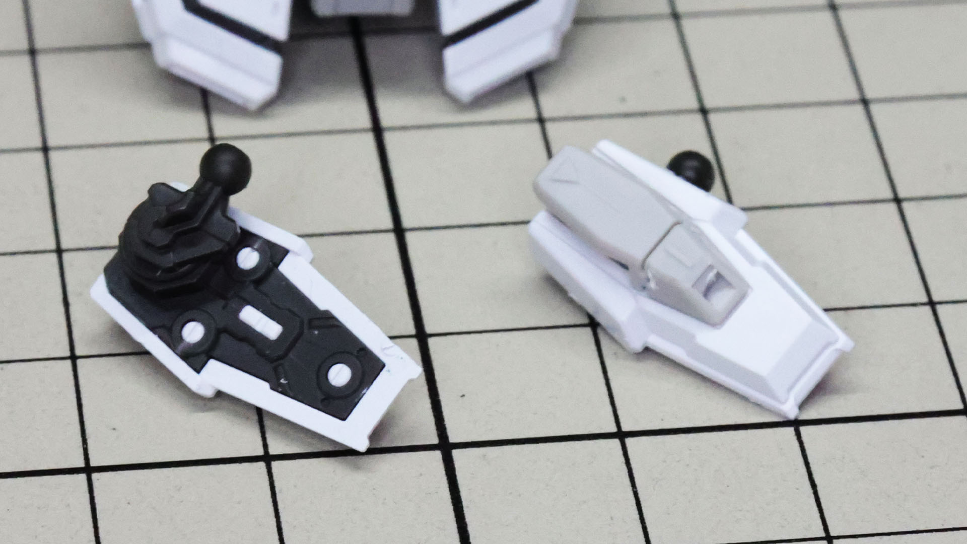 サイドアーマーも裏の接続軸を塗ってあげたいところです。組む前に軸の先端をガンダムマーカーなどでちょこっと塗るだけ！