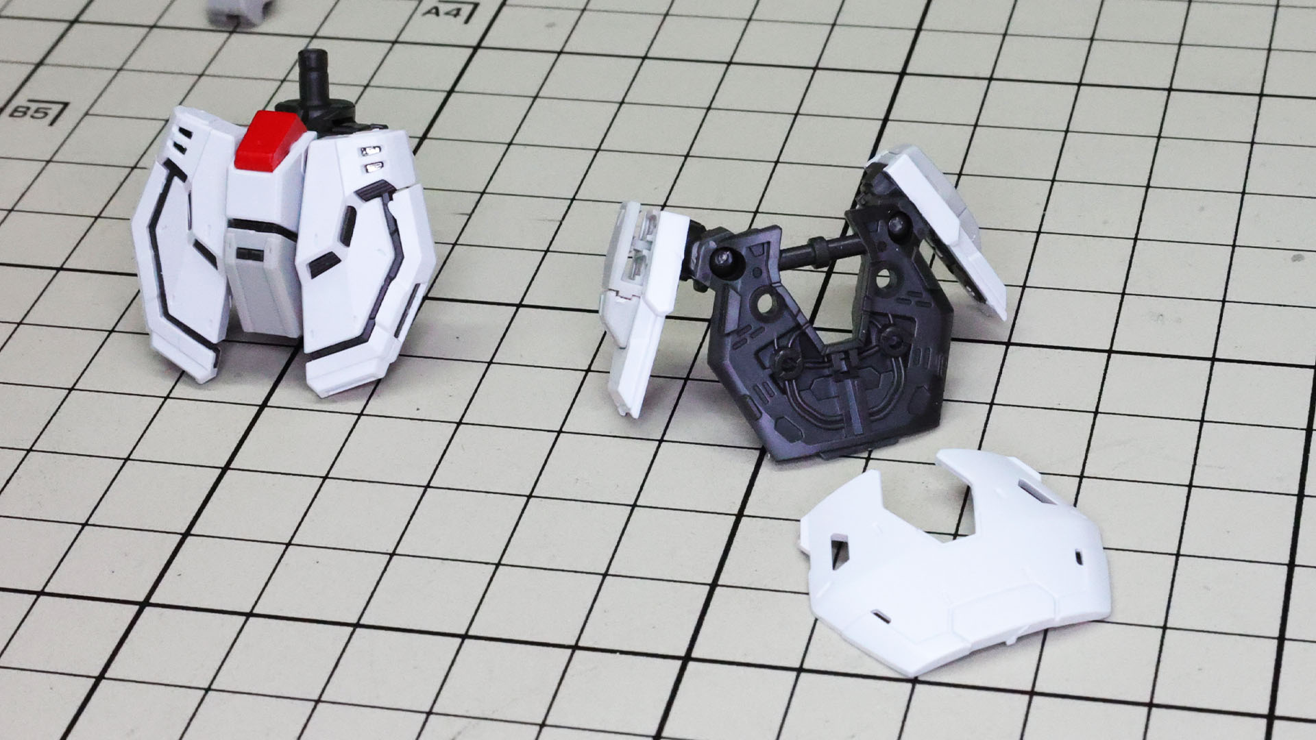 サイドアーマーはリアアーマーのメカフレームに接続します