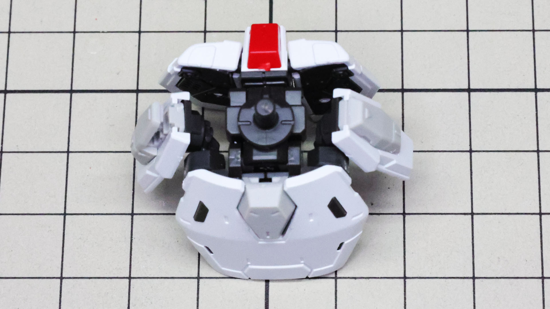 サイドアーマーの接続軸が前側に来ていないので可動性能が高そうです