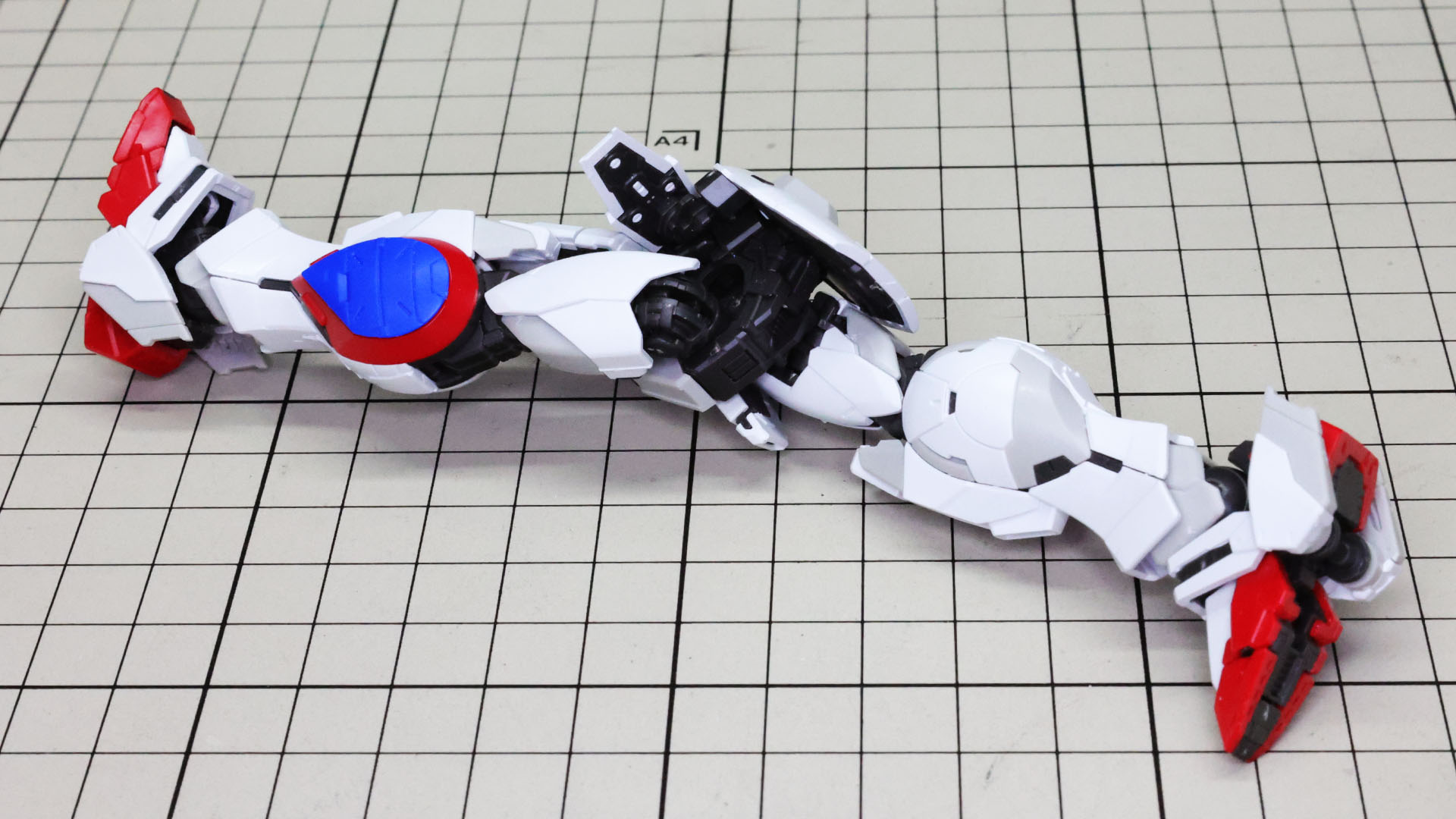 股関節を最も前にし、足を振り上げた状態ですがすごいですね。胴体が組みあがってどこまで上がるか楽しみです！