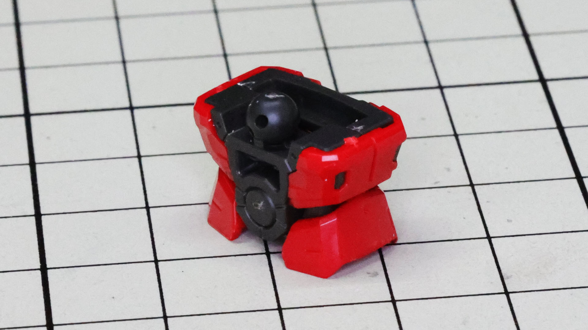 横ロールや前後ピッチといった複雑な可動を実現する腹部です