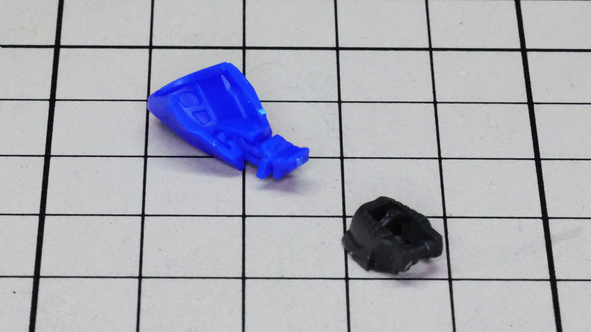 コックピットハッチにヒンジを付けて組み込みます