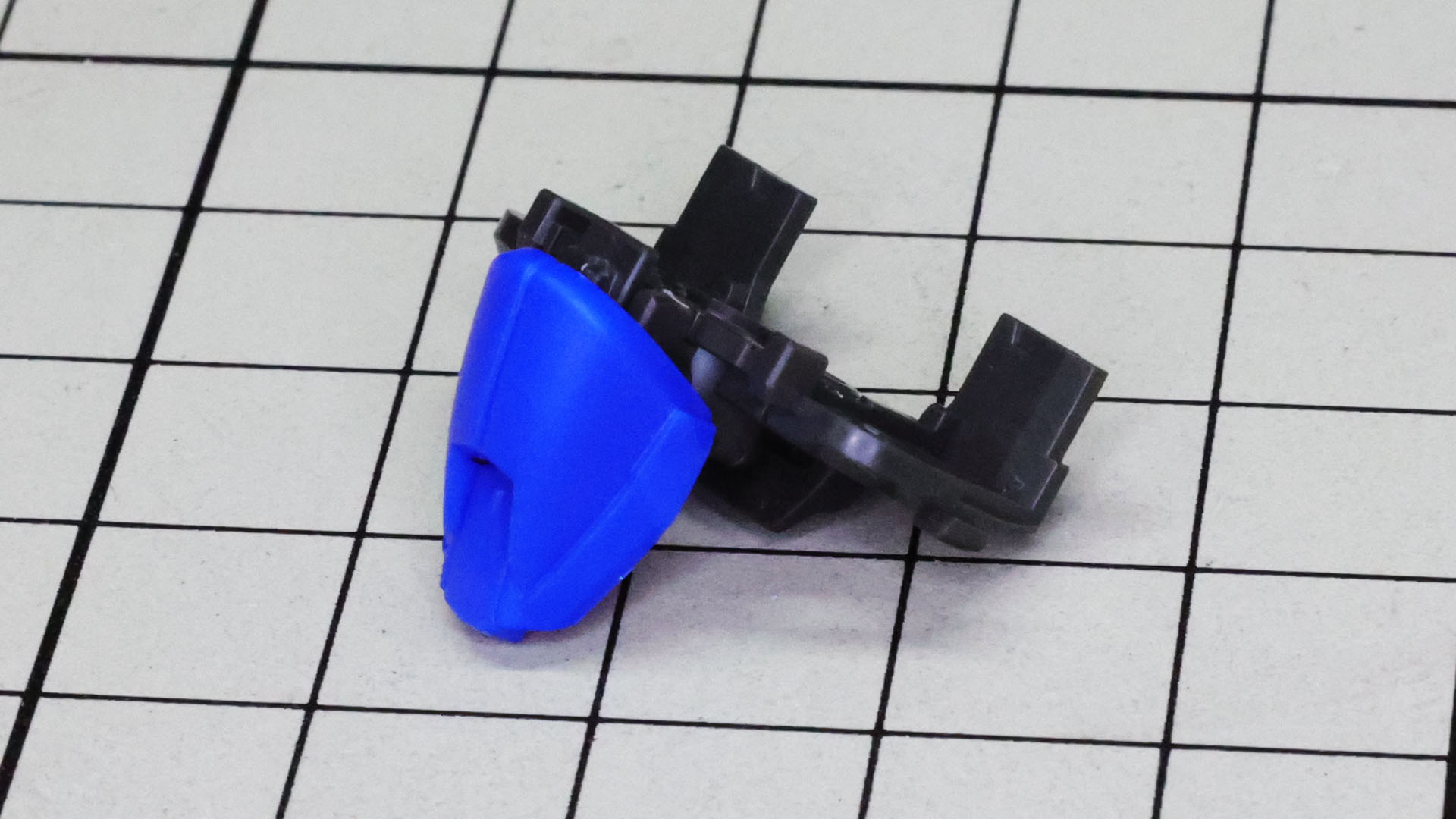 胸部に加飾パーツを組み込みます