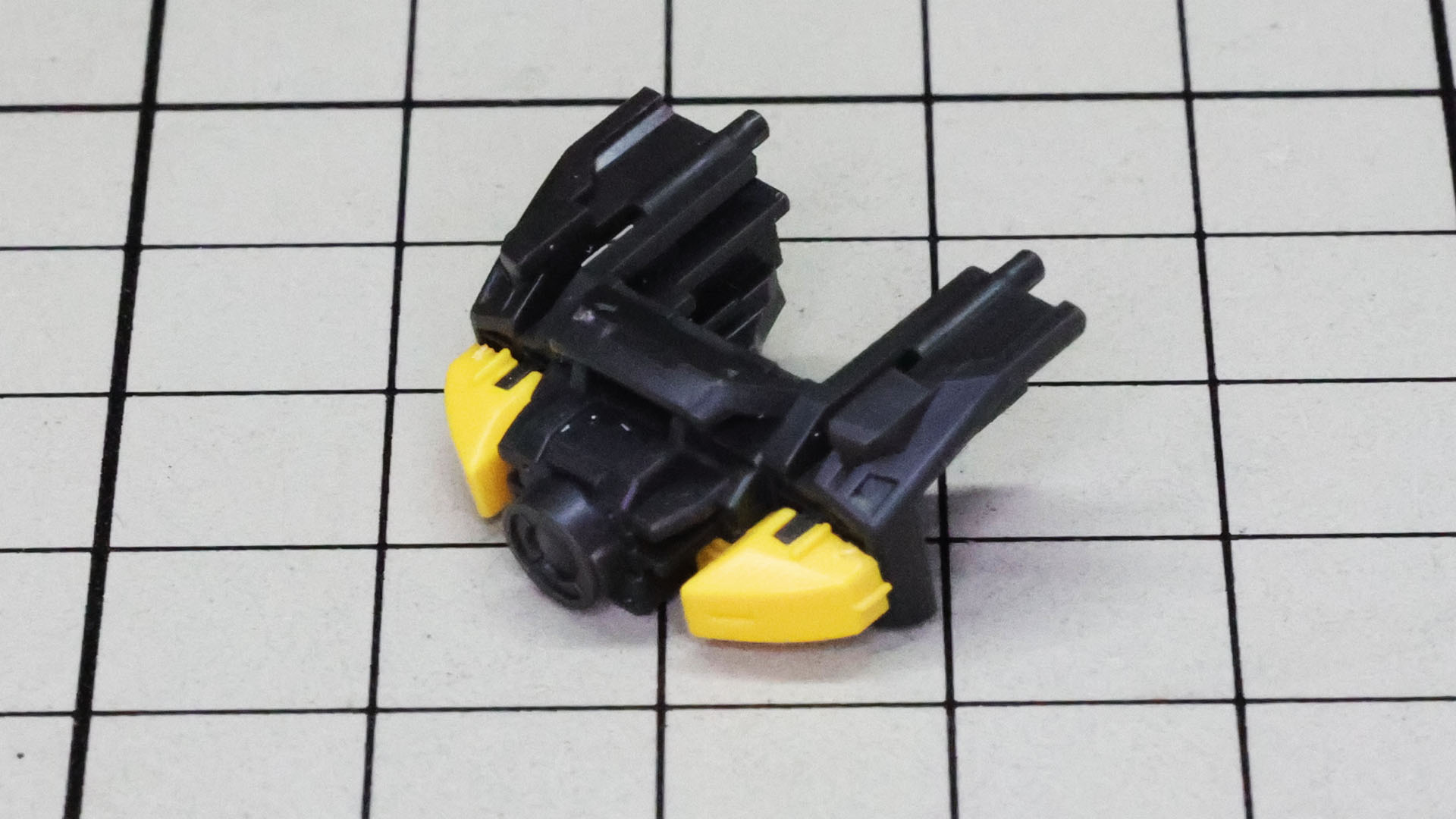 胸部に加飾パーツを組み込みます