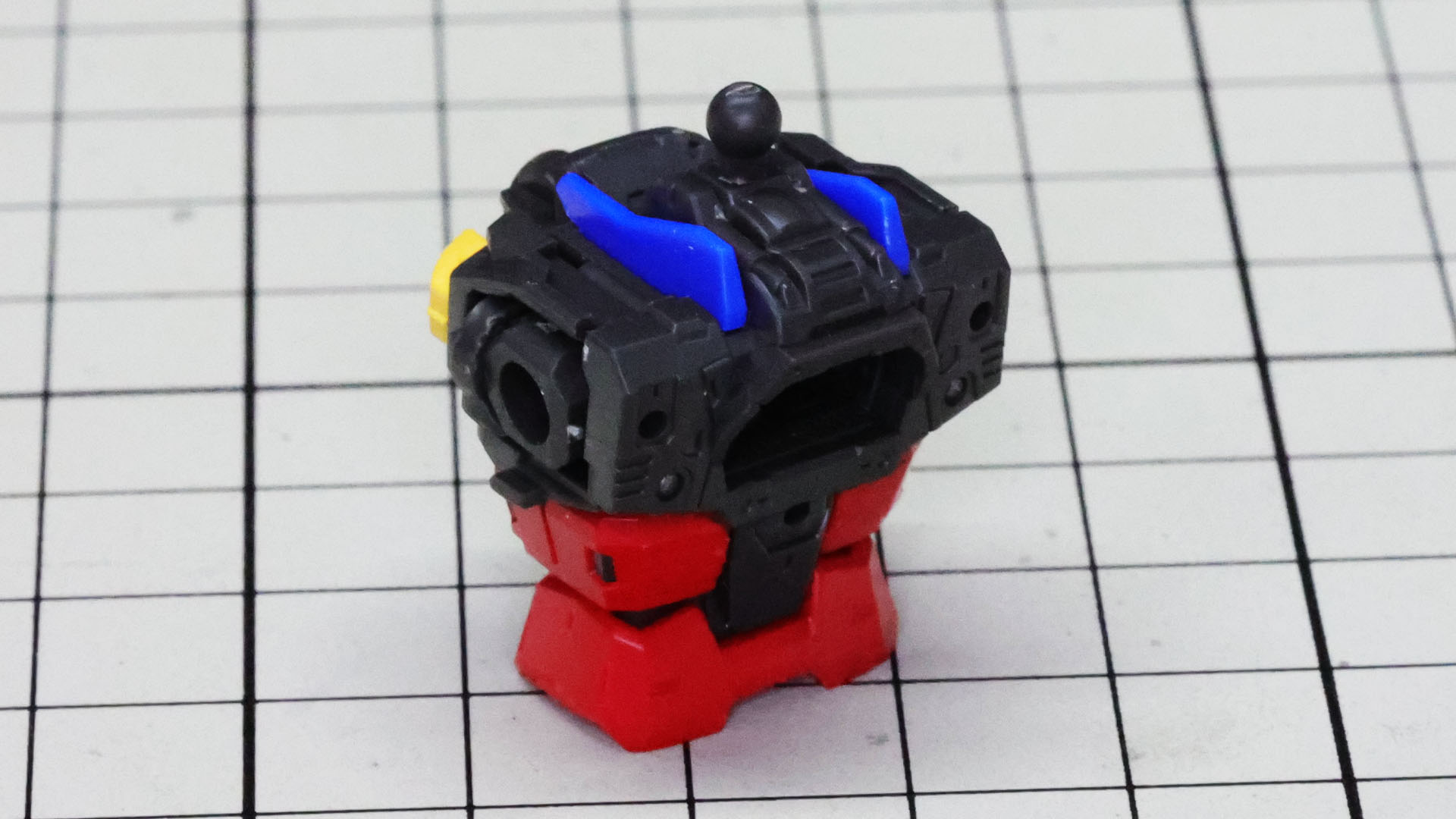 襟パーツと背中パーツでフタします