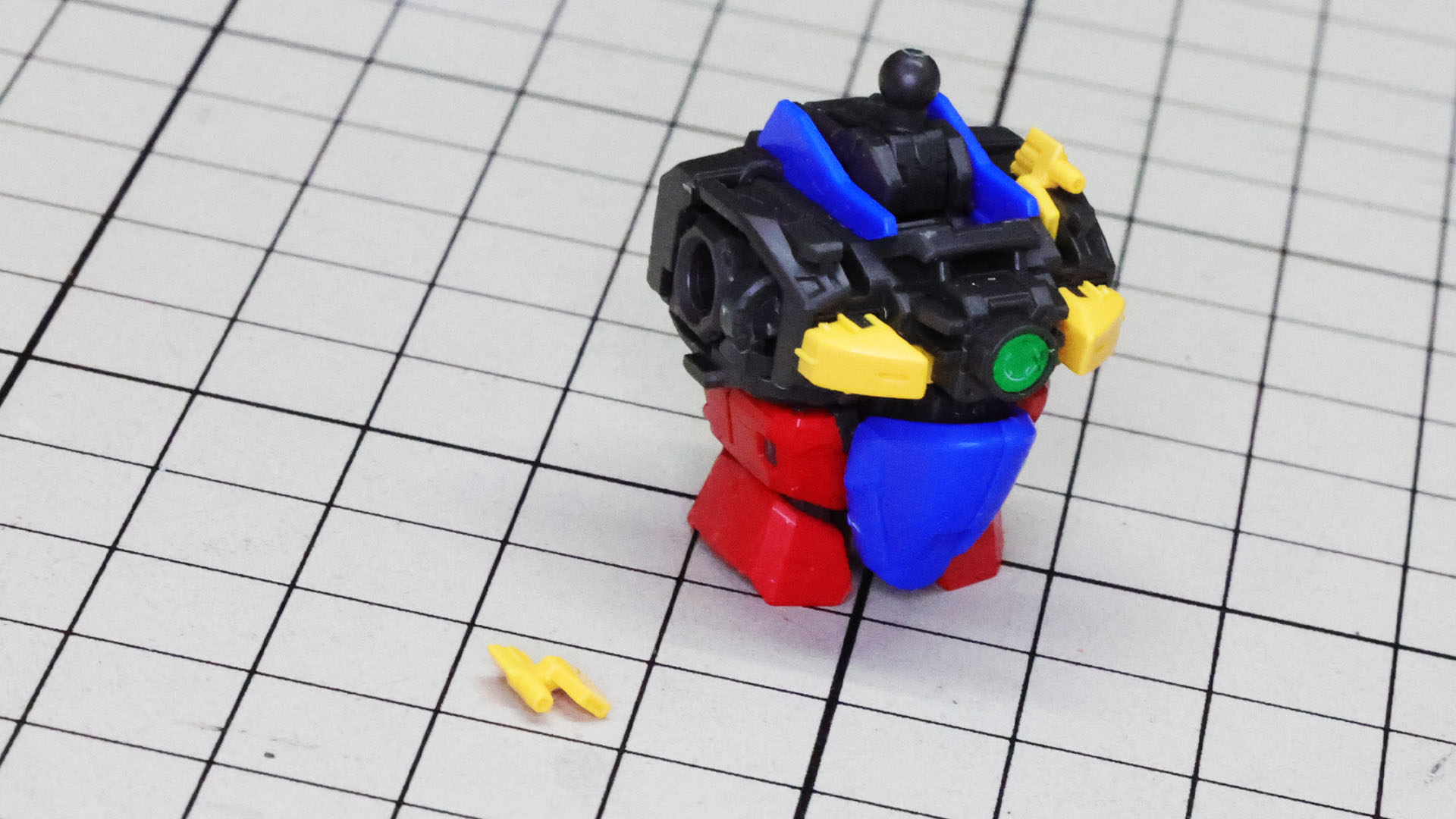 両肩のバルカン砲を組み込みます。小さいので飛ばさないように！