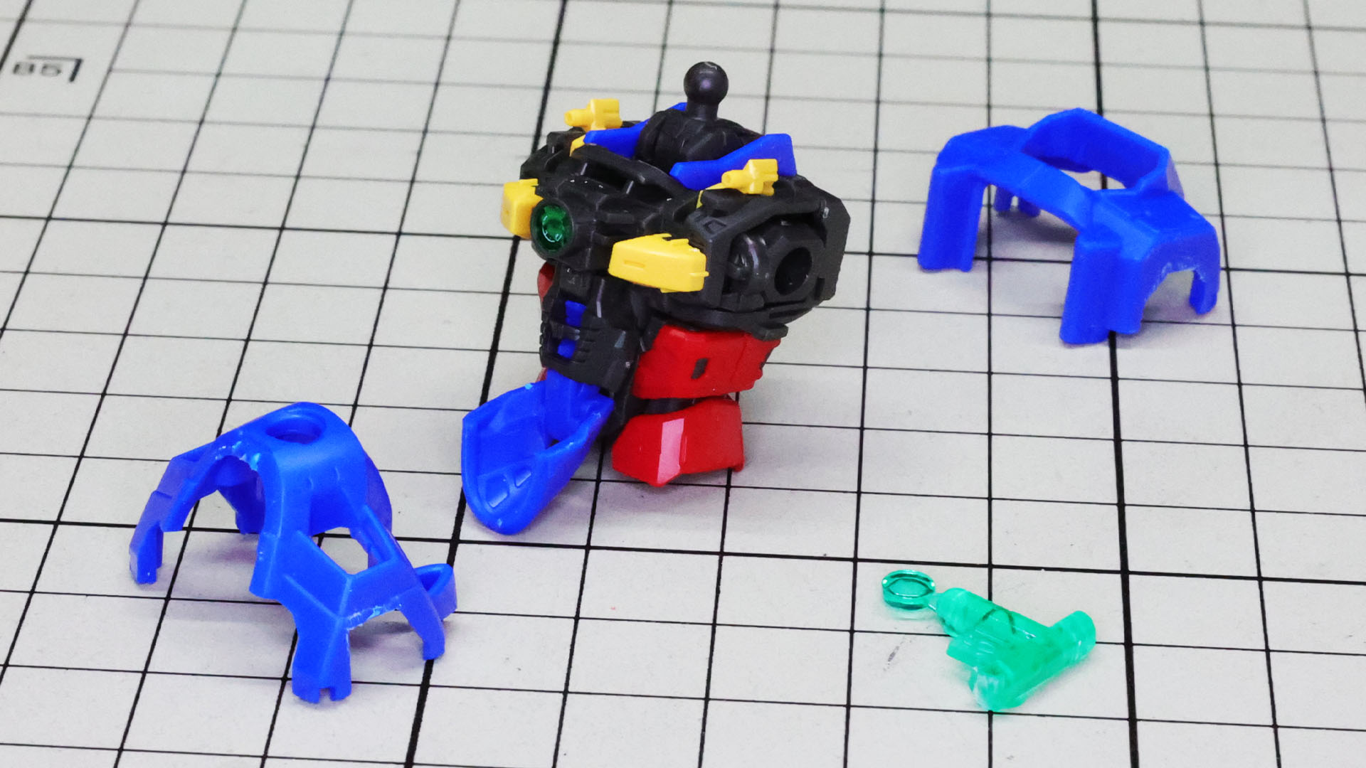 ブルーの装甲をかぶせていきます