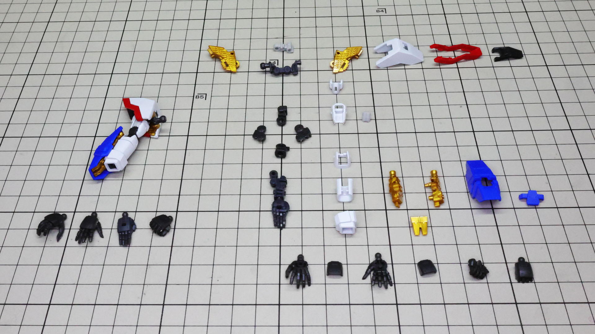 右腕を組んであります。スーパーモード時のゴールドの内部フレームもあることで華やかな印象もありますね