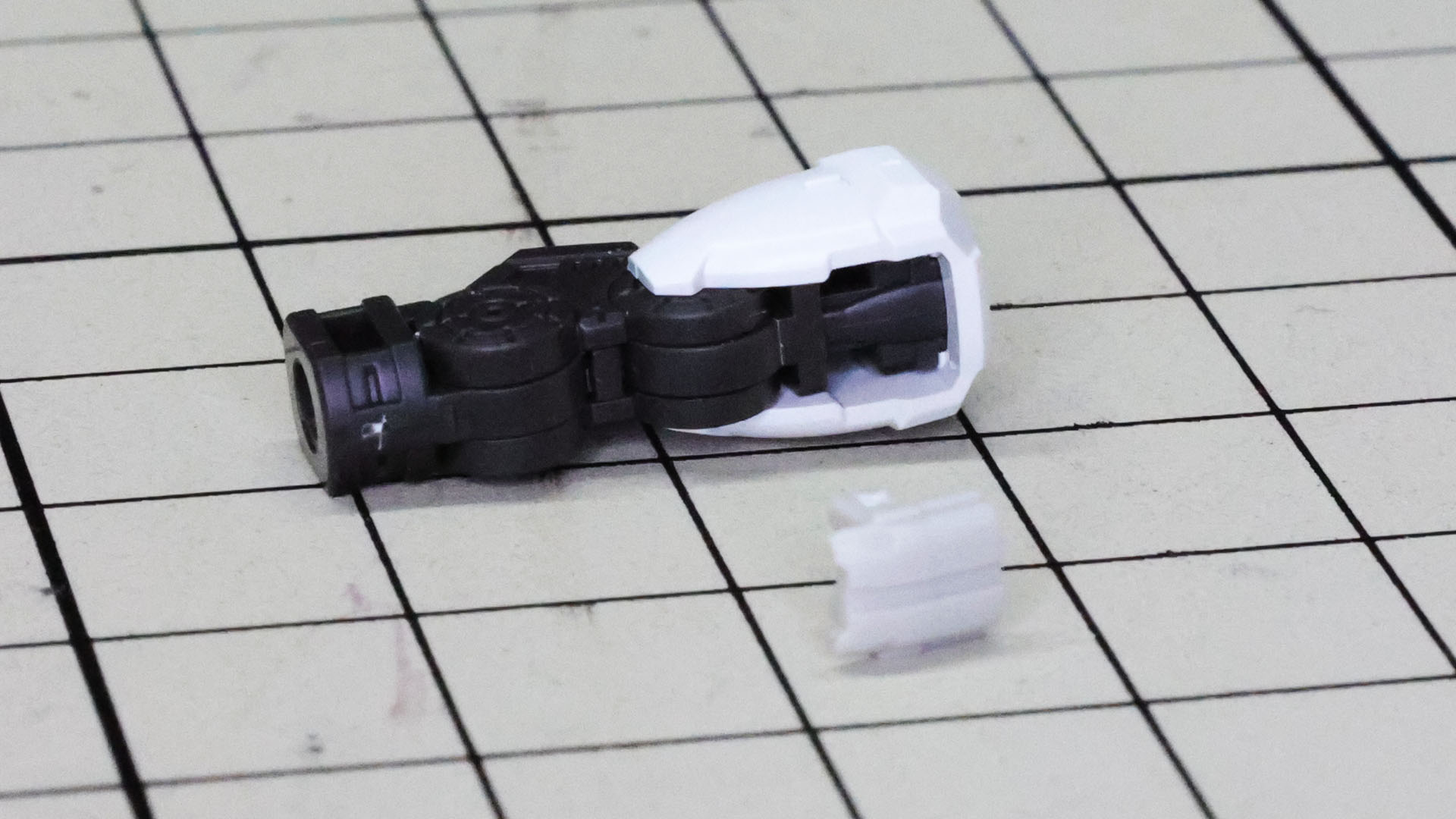 そこへ装甲を2パーツ組み付けます