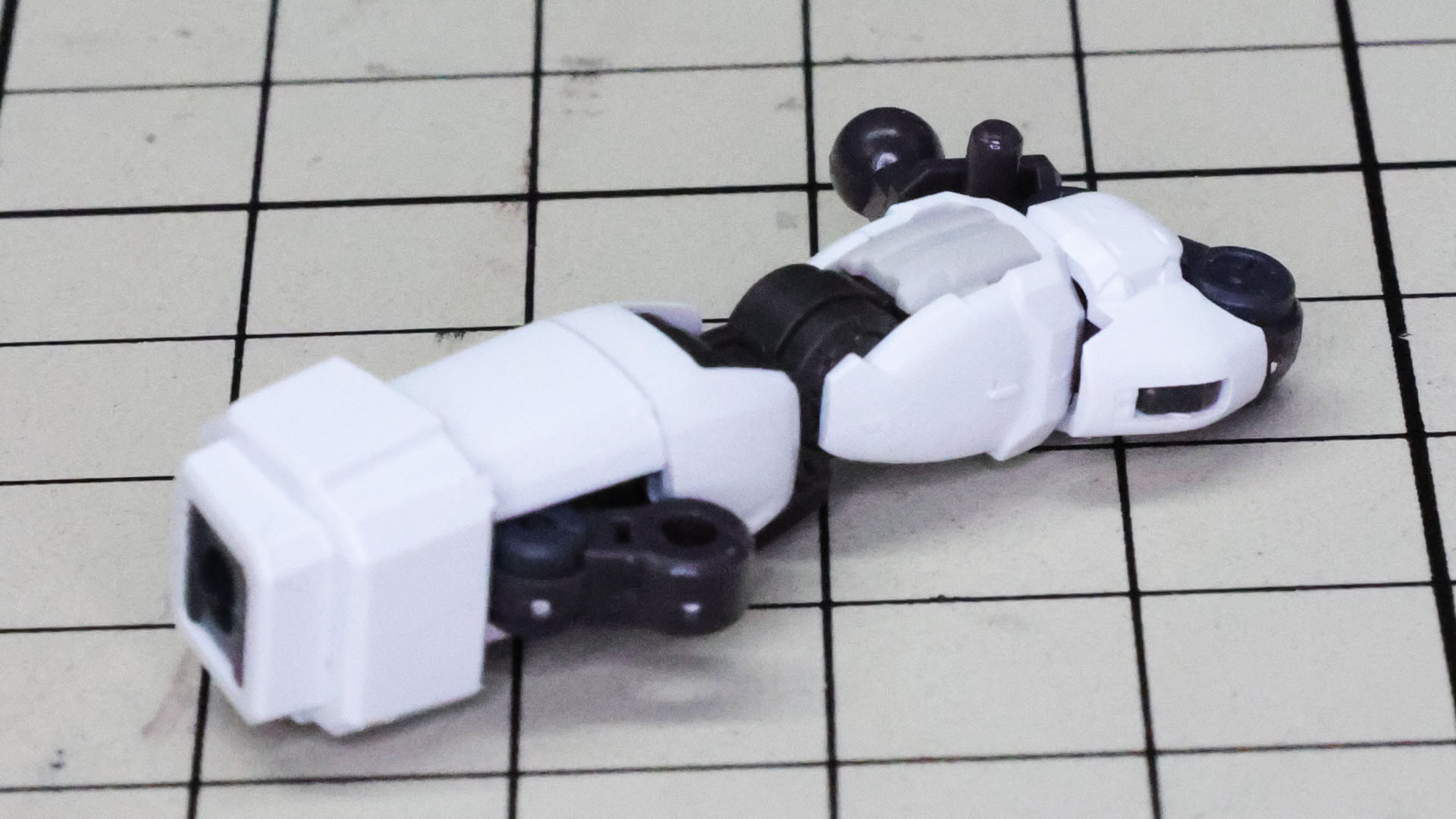 肩にあるディテールにはシールを貼りこみます