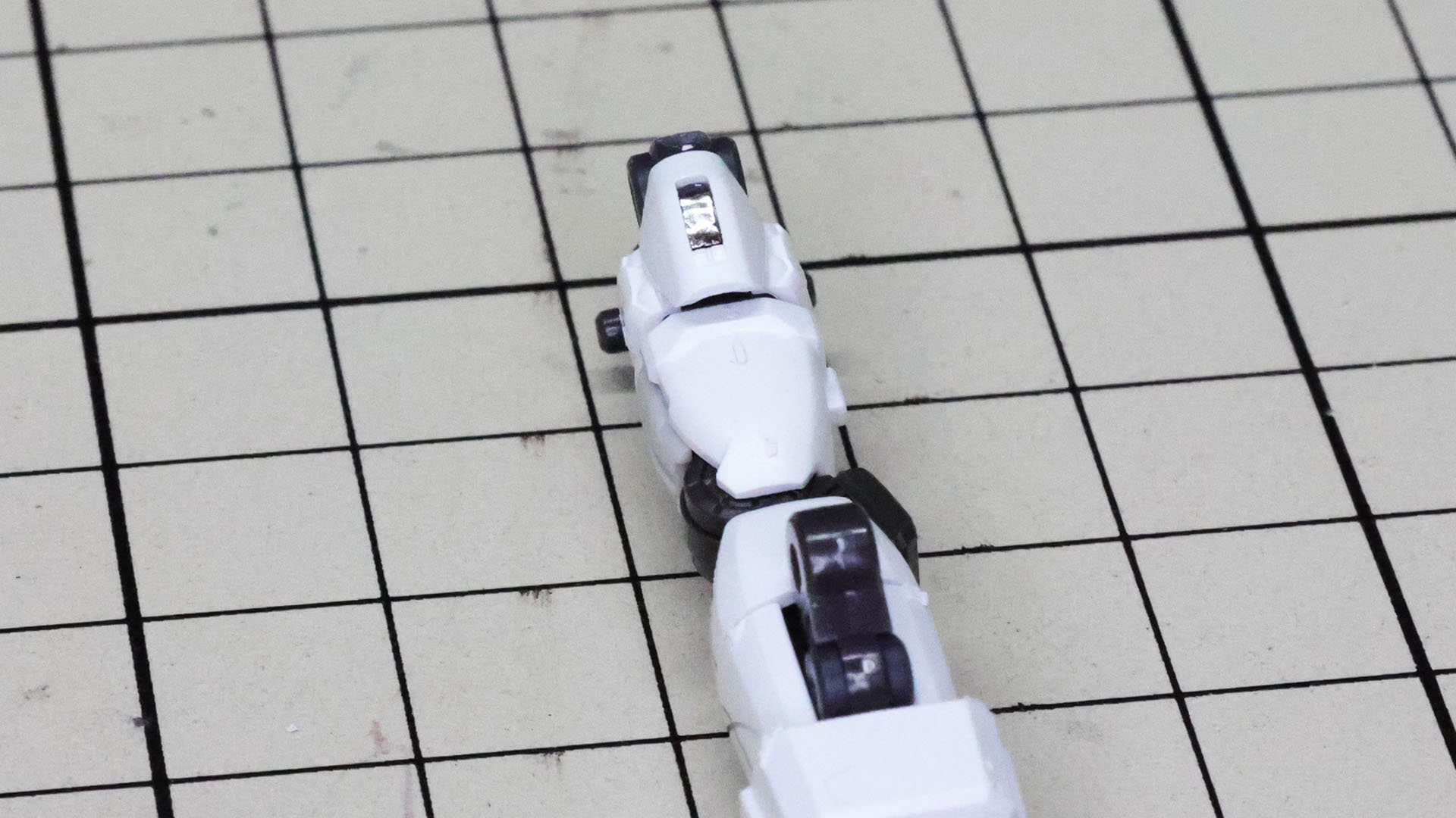 肩にあるディテールにはシールを貼りこみます