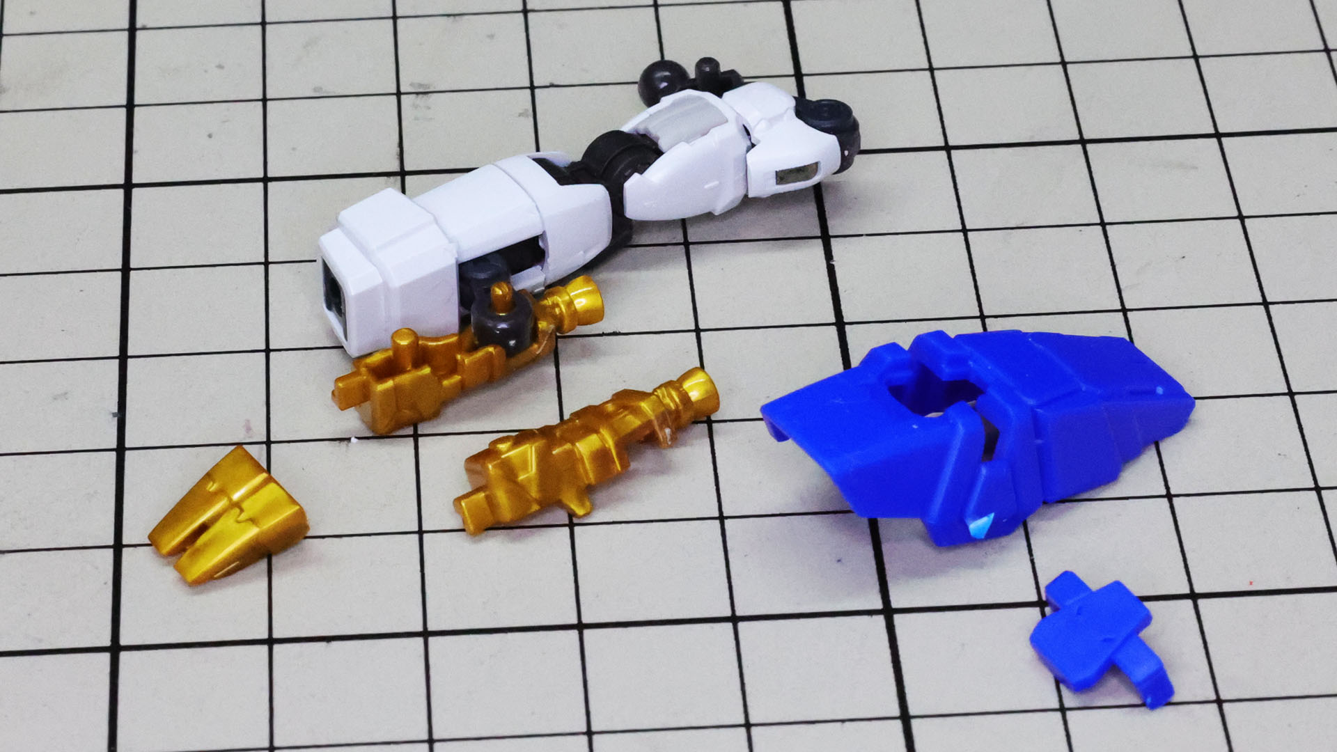 前腕部の推進機とアームカバーを組んでいきます