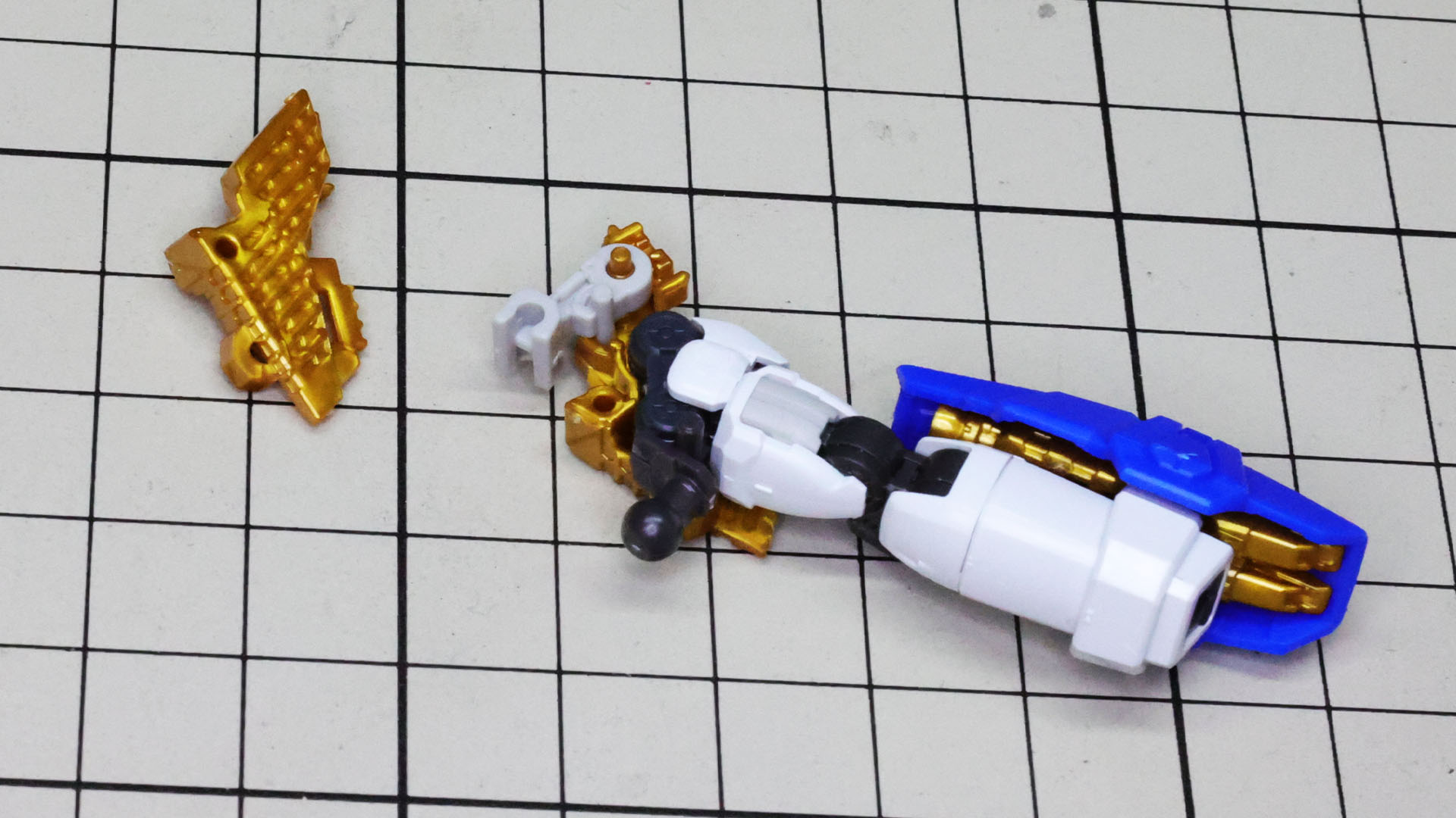 肩部装甲にはスライド可動させるためのヒンジが組み込まれます