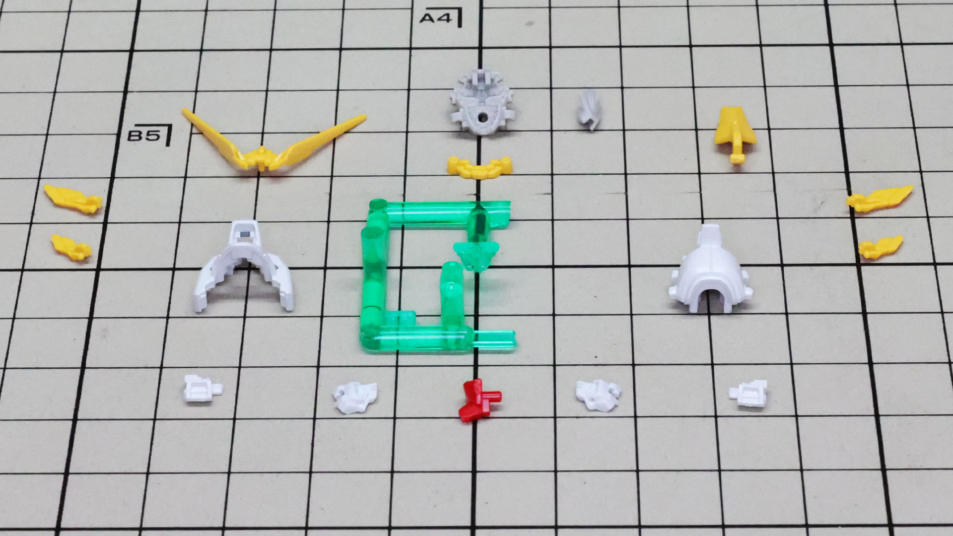 差し替えない変形を実現したためとても細かなパーツがいっぱいありますので注意して進めましょう！