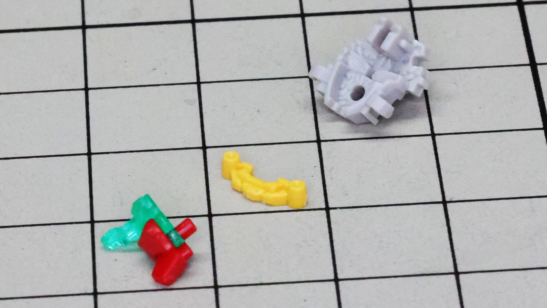 クリアーのツインアイ部にレッドのあごパーツ、バルカン砲と共にメカフレームに組み込みます