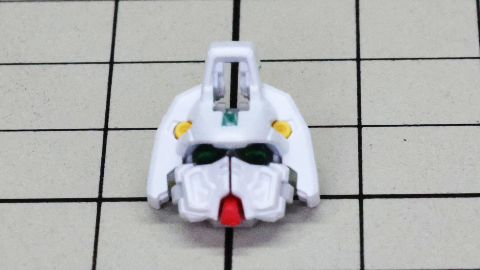 ヘルメット前方を組み付けました。しかし凄い精度で組まれますね（写真の後さらに調整しました）