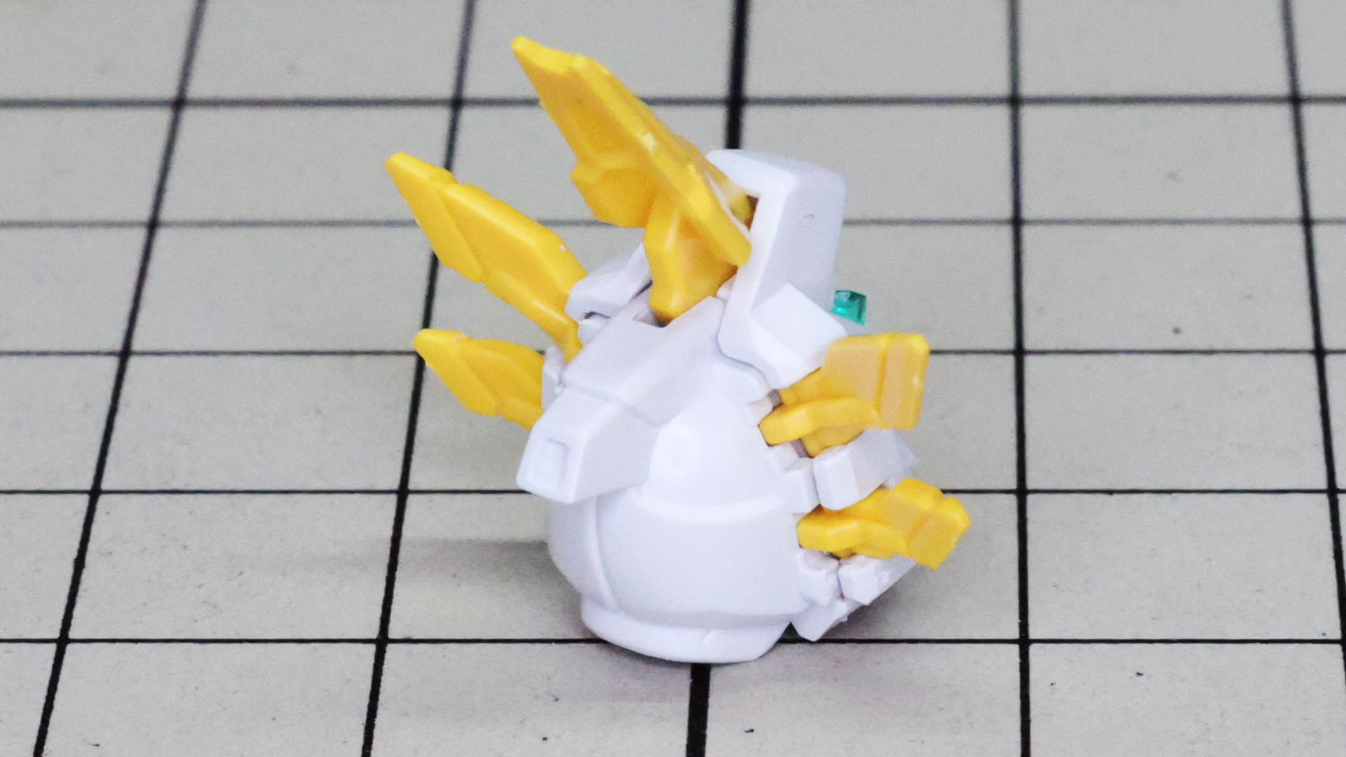 アンテナを組み付ければ頭部完成です