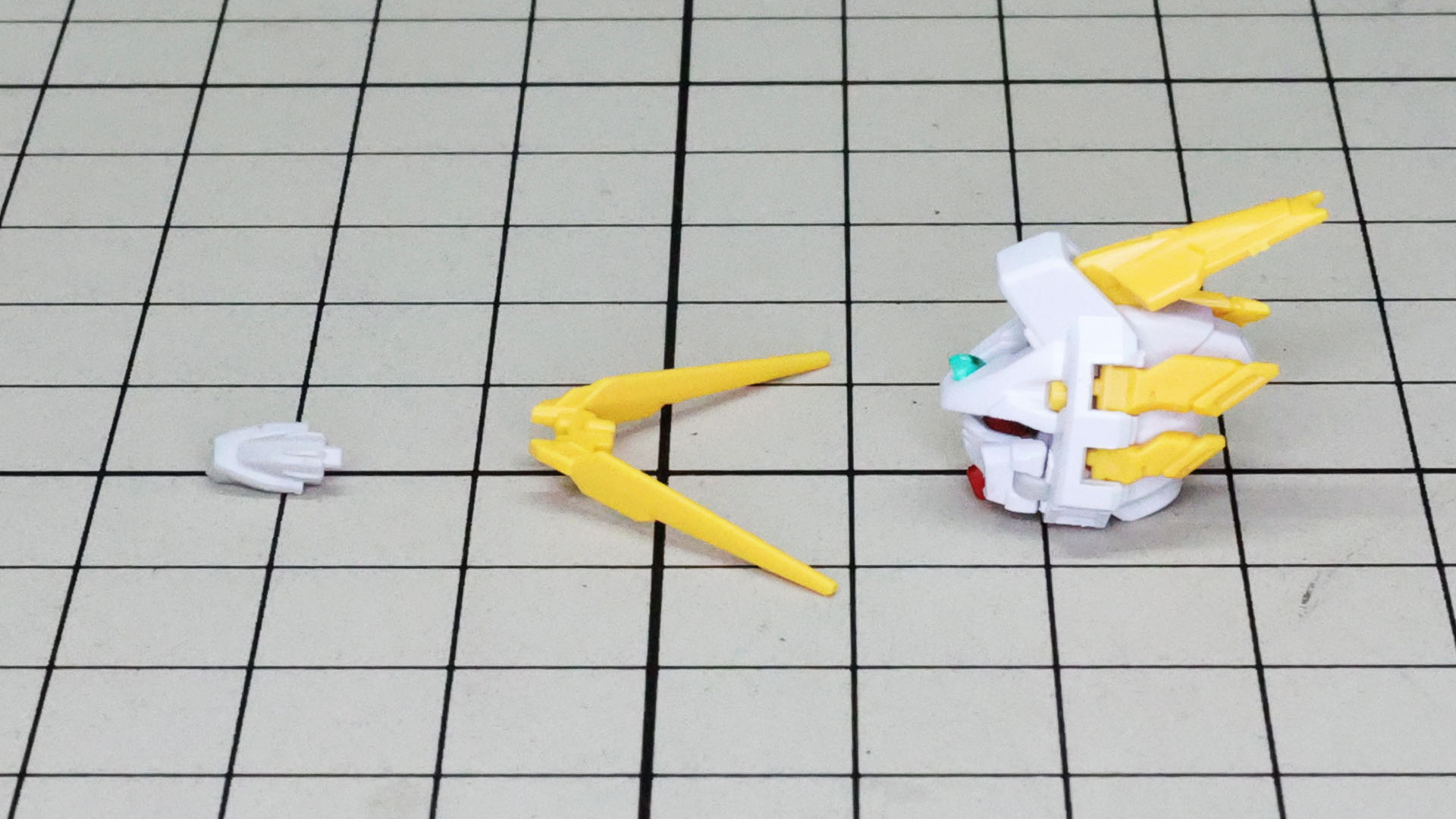 アンテナを組み付ければ頭部完成です