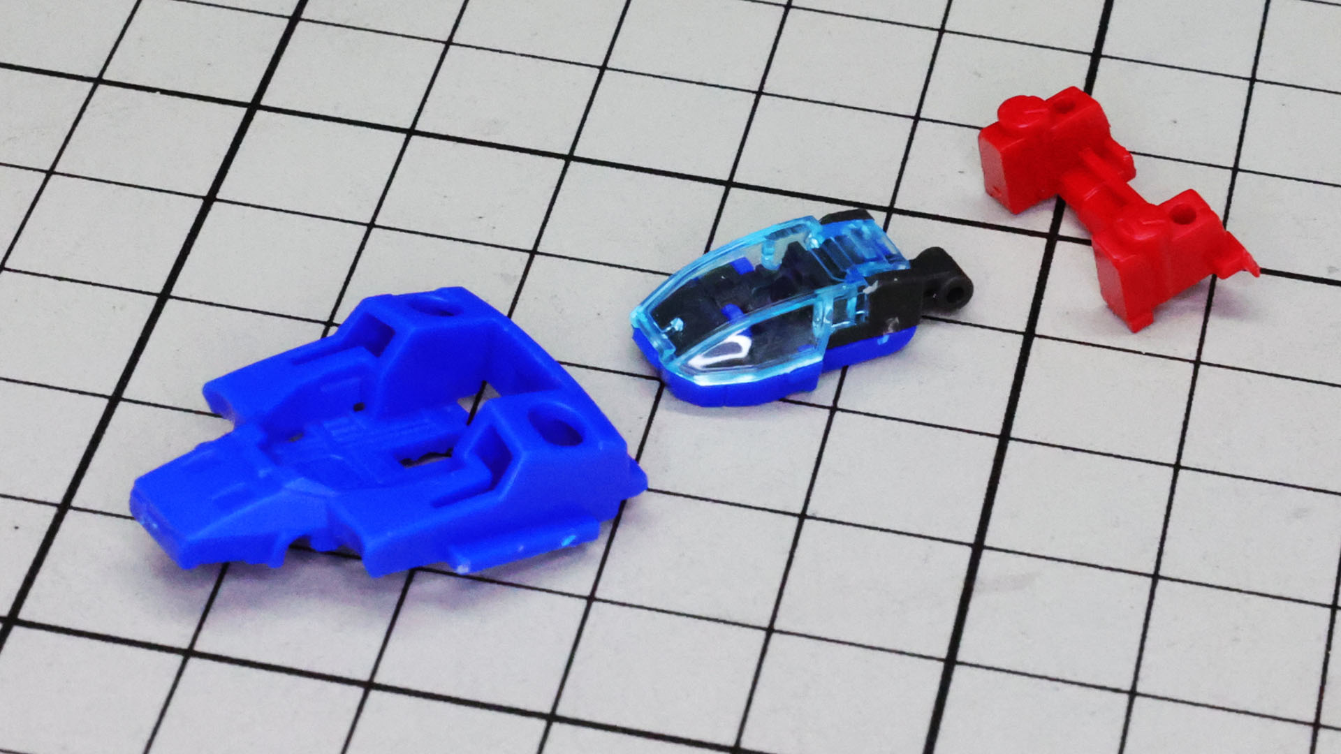 完成したコックピットを本体に組み込んでいきます