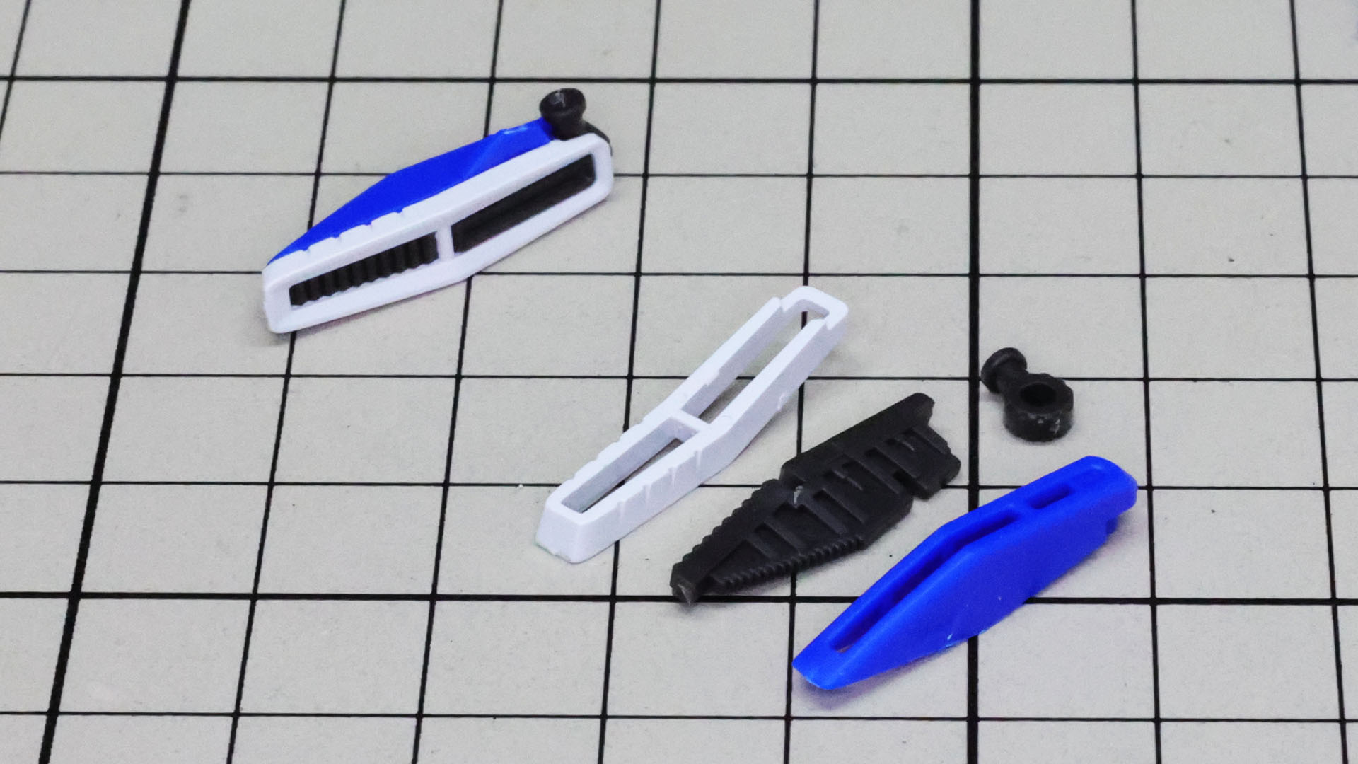 推進機はメカフレームと可動関節を組み込んでいきます