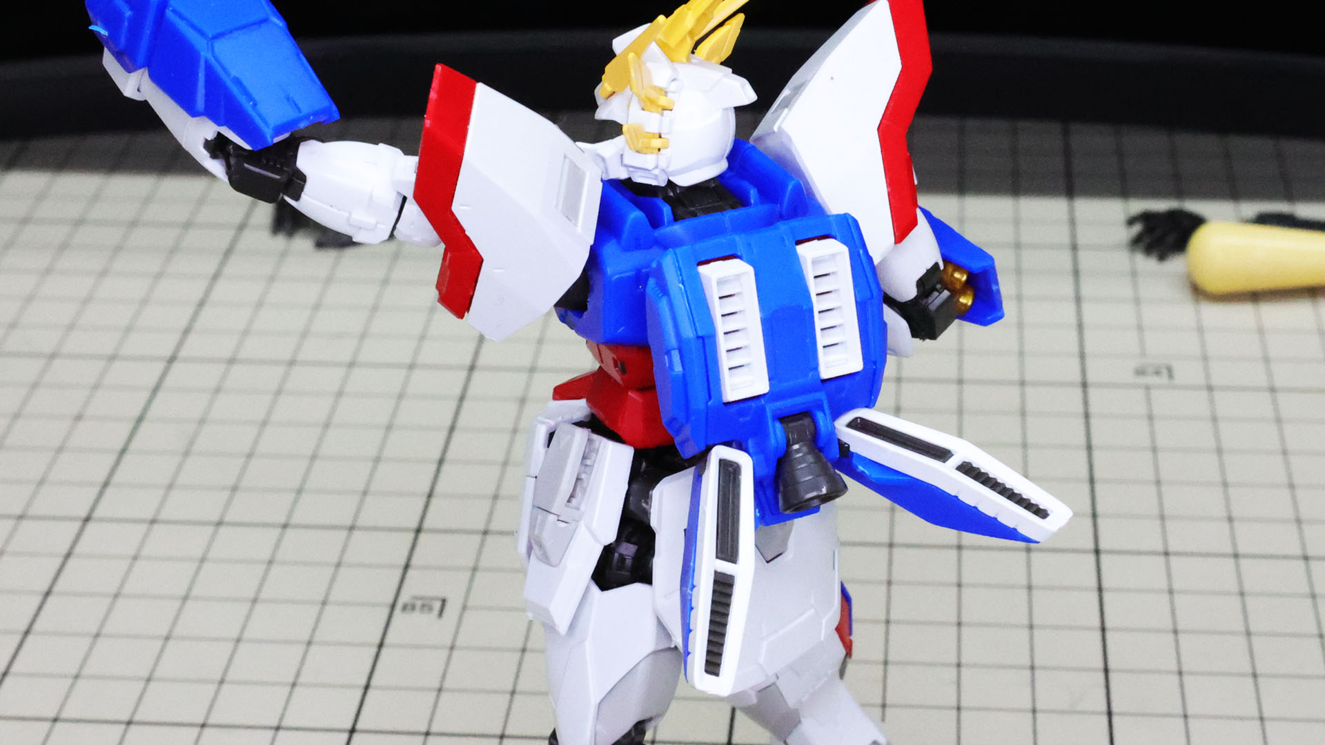 シャイニングガンダムにドッキングさせて推進機をフレキシブルに動かせます