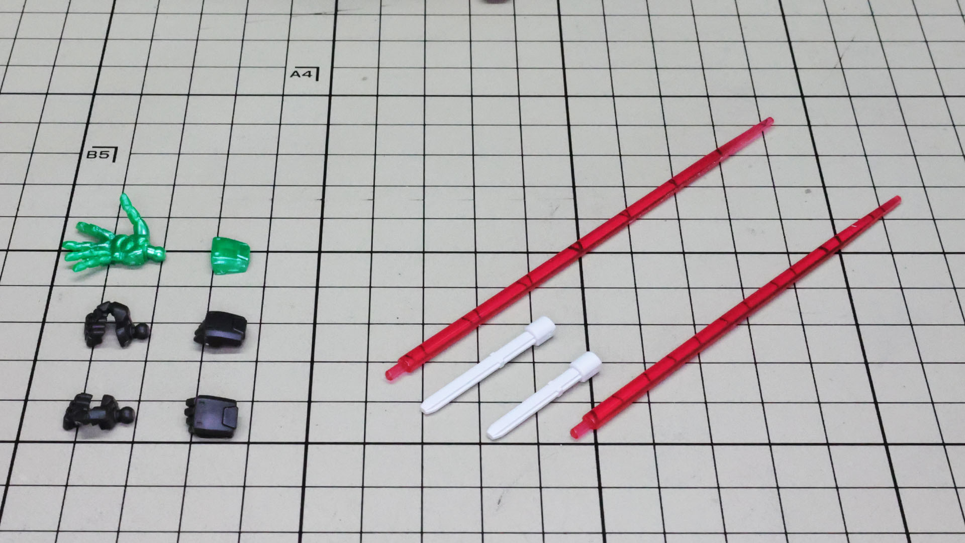 シャイニングフィンガーが発動しているハンドパーツを含め、残りのハンドとビームソード2本を組んでいきます