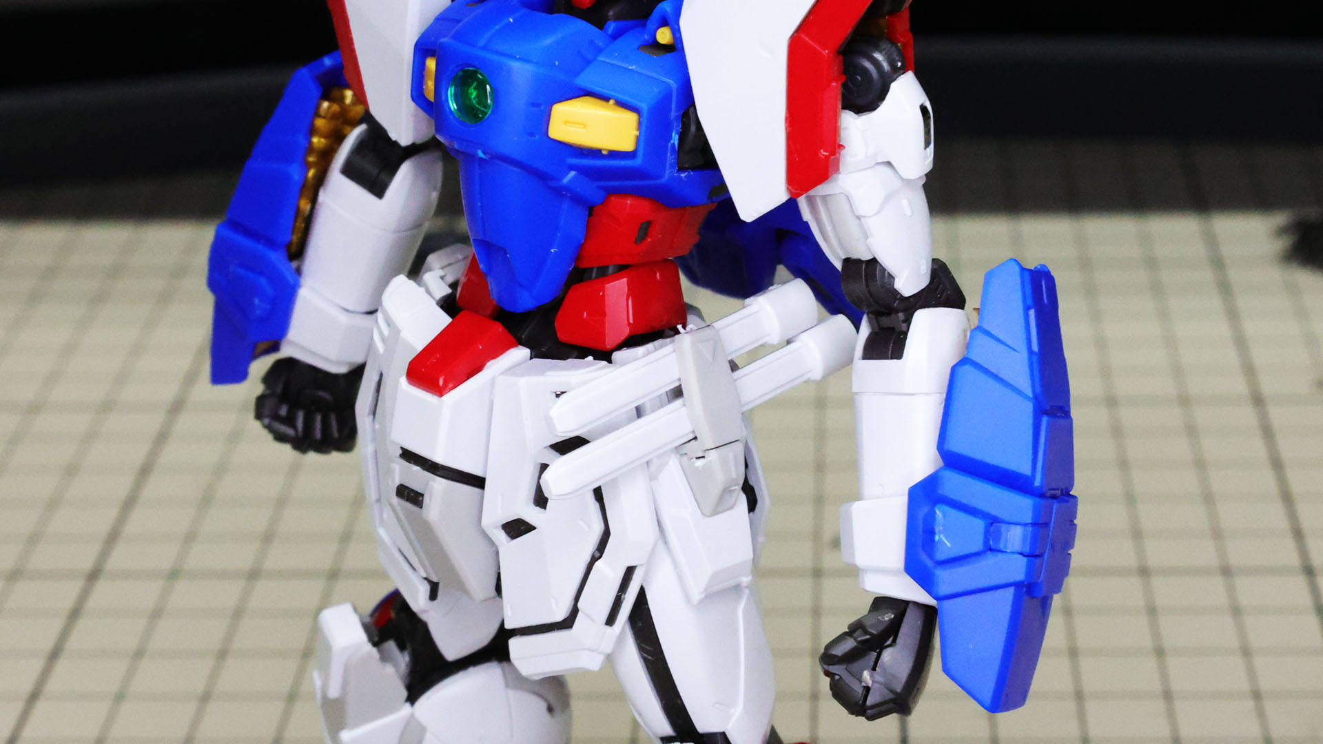 ビームソードは腰の左アーマーの上に短いもの、下に長いものをマウントします