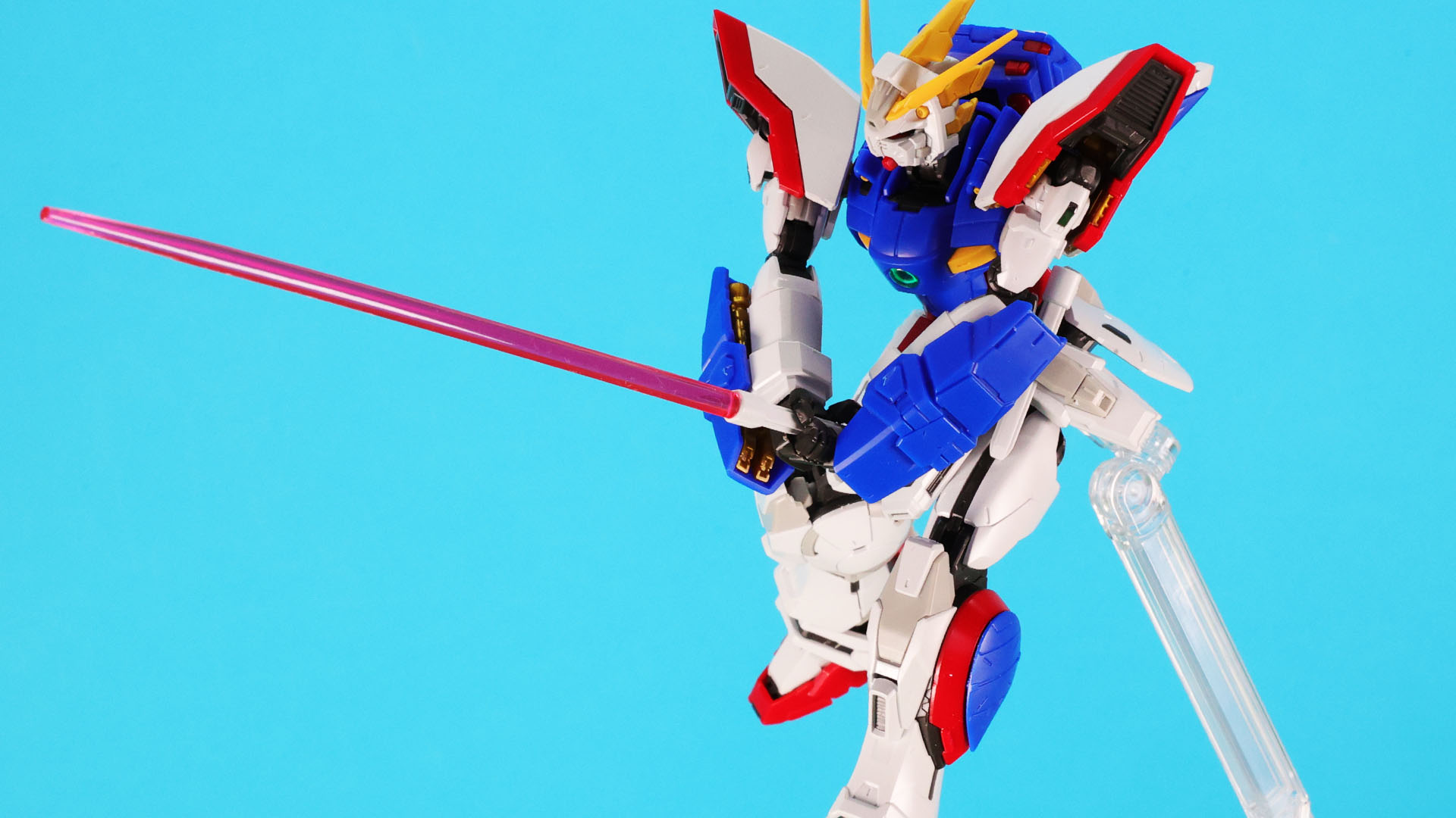 「俺のこの手が光ってうなる！おまえを倒せと輝き叫ぶ！」