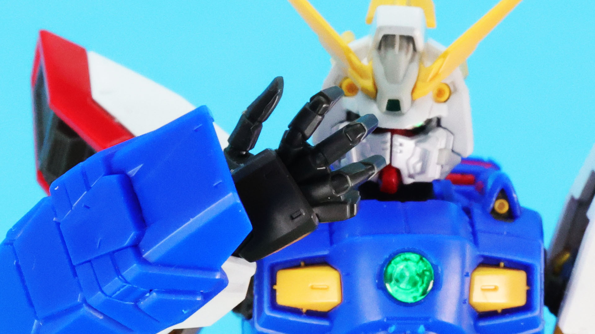 「俺のこの手が光ってうなる！おまえを倒せと輝き叫ぶ！」