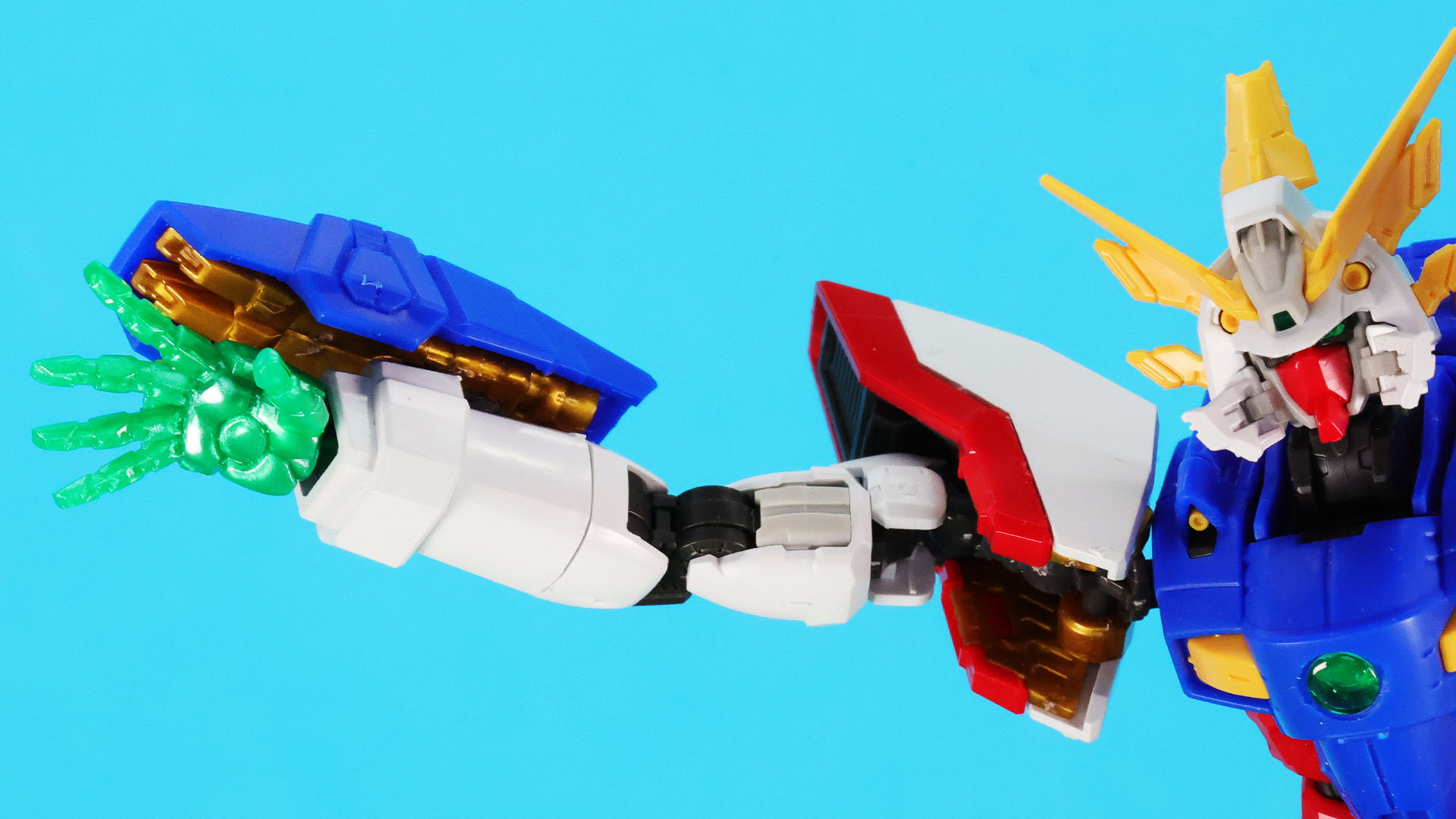 前腕部のアームカバー内に装備された推進機でシャイニングフィンガーをブーストさせる！